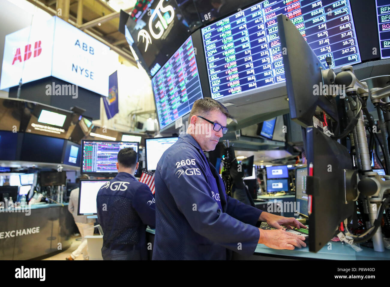 New York, USA. 13. Juli 2018. Händler an der New York Stock Exchange in New York, USA, am 13. Juli 2018. Us-Aktien höher geschlossen am Freitag. Der Dow Jones Industrial Average Rose 94.52 Punkte oder 0,38 Prozent auf 25,019.41. Der S&P 500 um 3,02 Punkte oder 0,11 Prozent auf 2,801.31. Der Nasdaq Composite Index stieg um 2,06 Punkte oder 0,03 Prozent auf 7,825.98. Credit: Wang Ying/Xinhua/Alamy leben Nachrichten Stockfoto