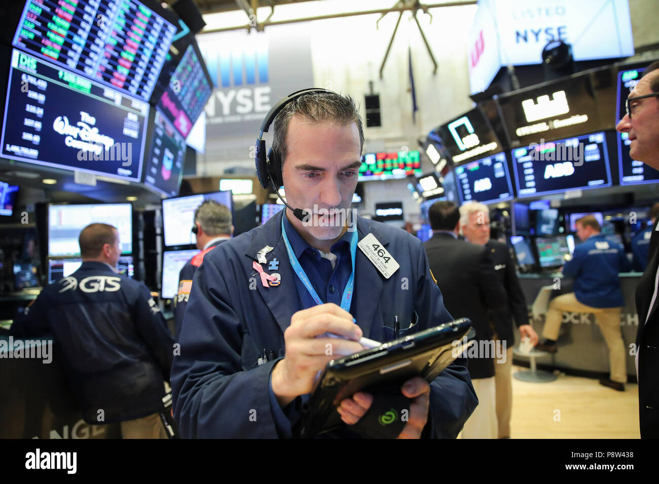 New York, USA. 13. Juli 2018. Ein Händler an der New York Stock Exchange in New York, USA, am 13. Juli 2018. Us-Aktien höher geschlossen am Freitag. Der Dow Jones Industrial Average Rose 94.52 Punkte oder 0,38 Prozent auf 25,019.41. Der S&P 500 um 3,02 Punkte oder 0,11 Prozent auf 2,801.31. Der Nasdaq Composite Index stieg um 2,06 Punkte oder 0,03 Prozent auf 7,825.98. Credit: Wang Ying/Xinhua/Alamy leben Nachrichten Stockfoto