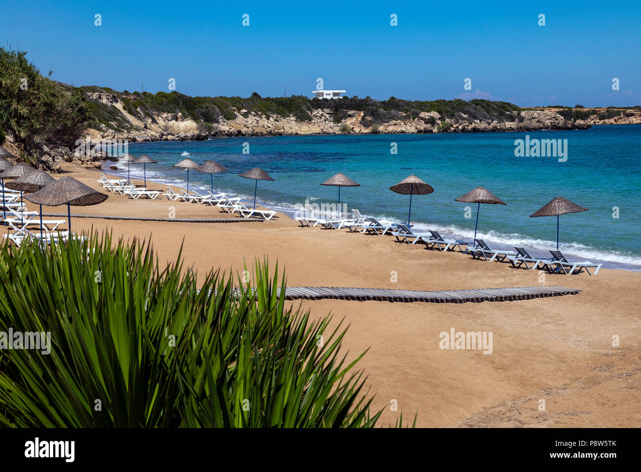 Ein Strand in Karpasia in der Türkischen Republik Nordzypern (TRNC). Stockfoto
