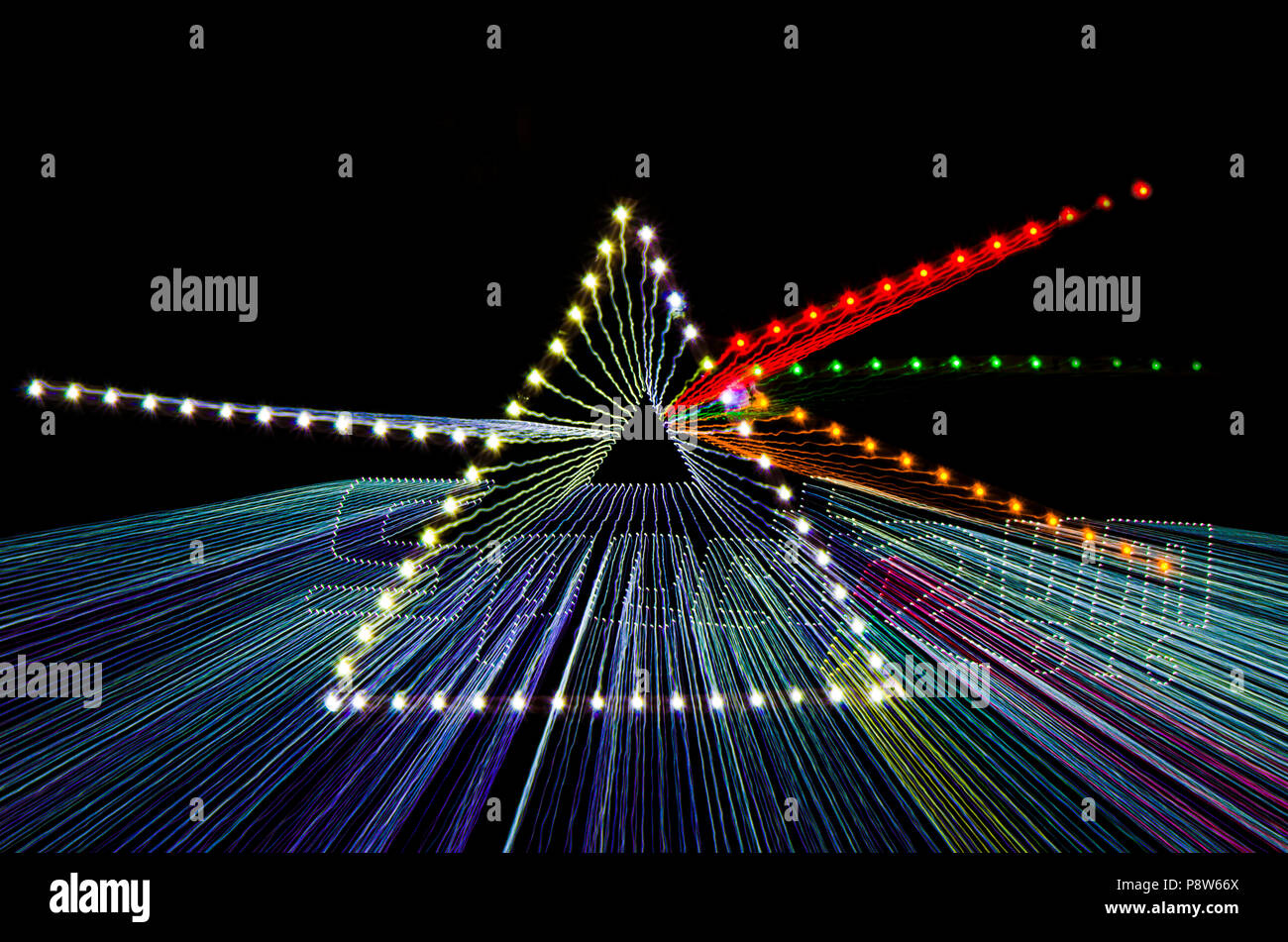 Zoom Burst, trügerische Bild der Begriff der Dispersion weißes Licht durch ein Prisma mit unterschiedlichen Farbe präsentiert LED-Glühbirnen über schwarzen Hintergrund. Stockfoto