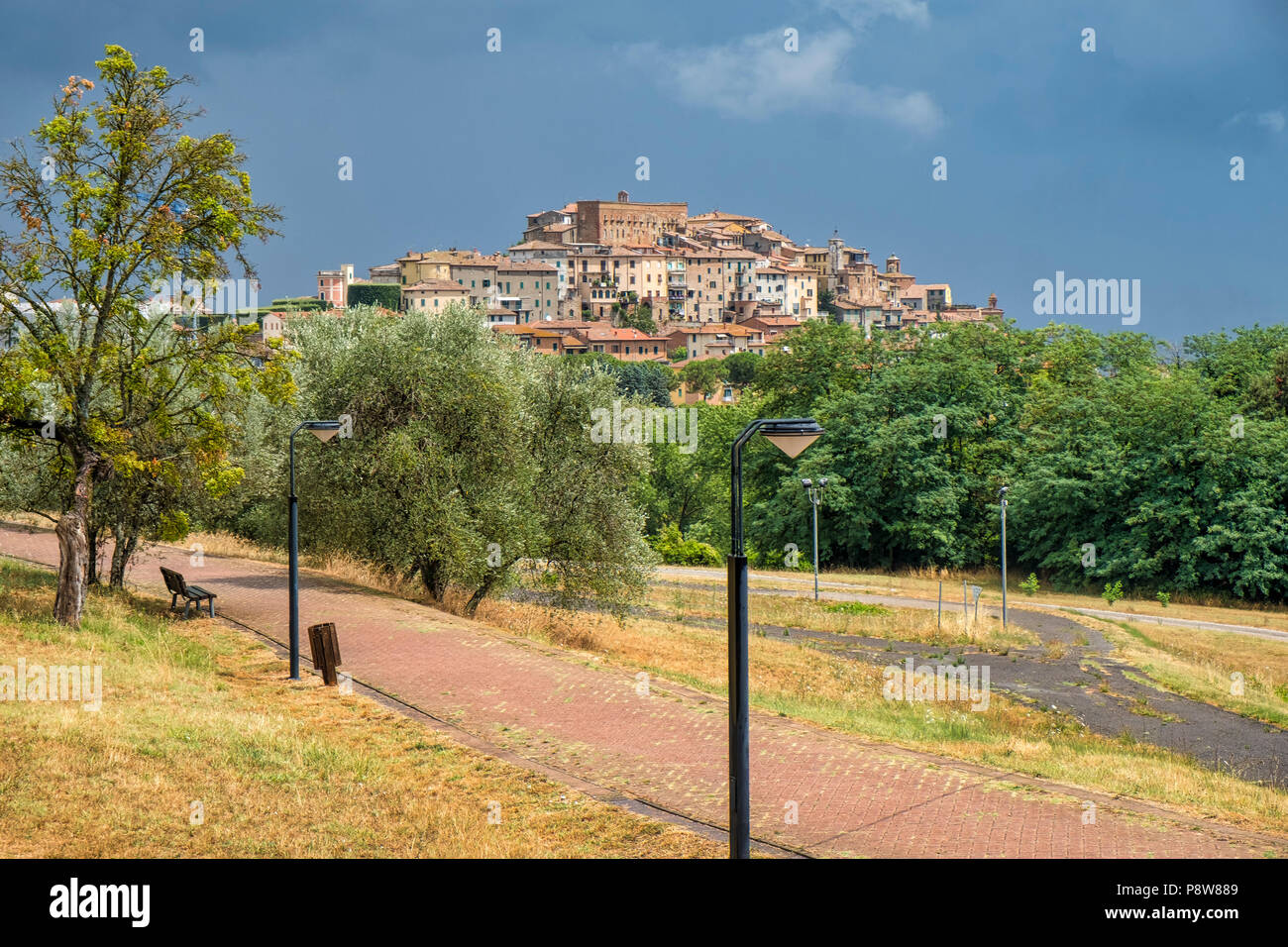 Blick auf die Altstadt von Chianciano Terme, Siena, Toskana, Italien, im Sommer Stockfoto