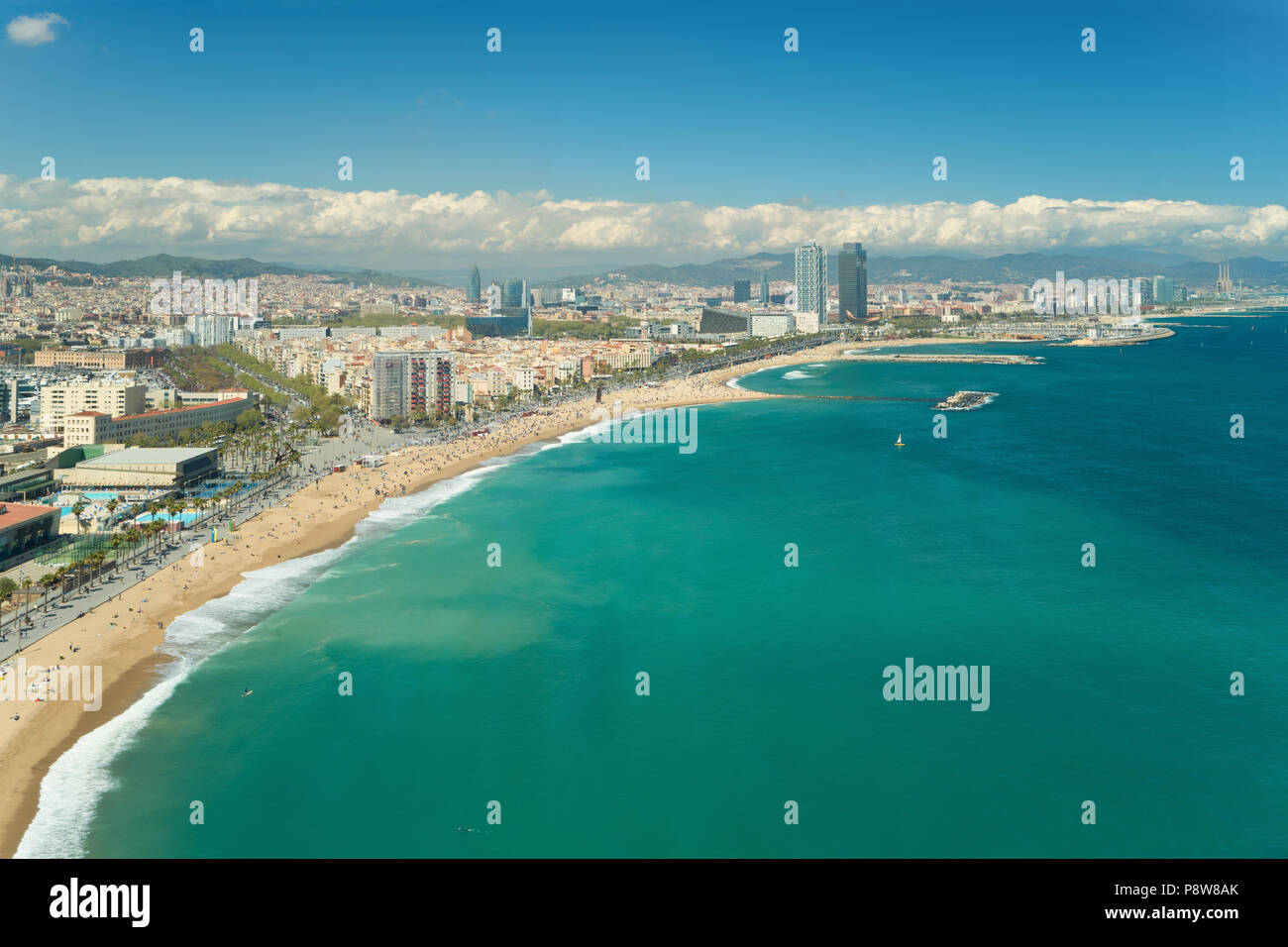 Luftaufnahme von Barcelona, Barceloneta Strand und Mittelmeer im Sommer Tag in Barcelona, Spanien. Stockfoto