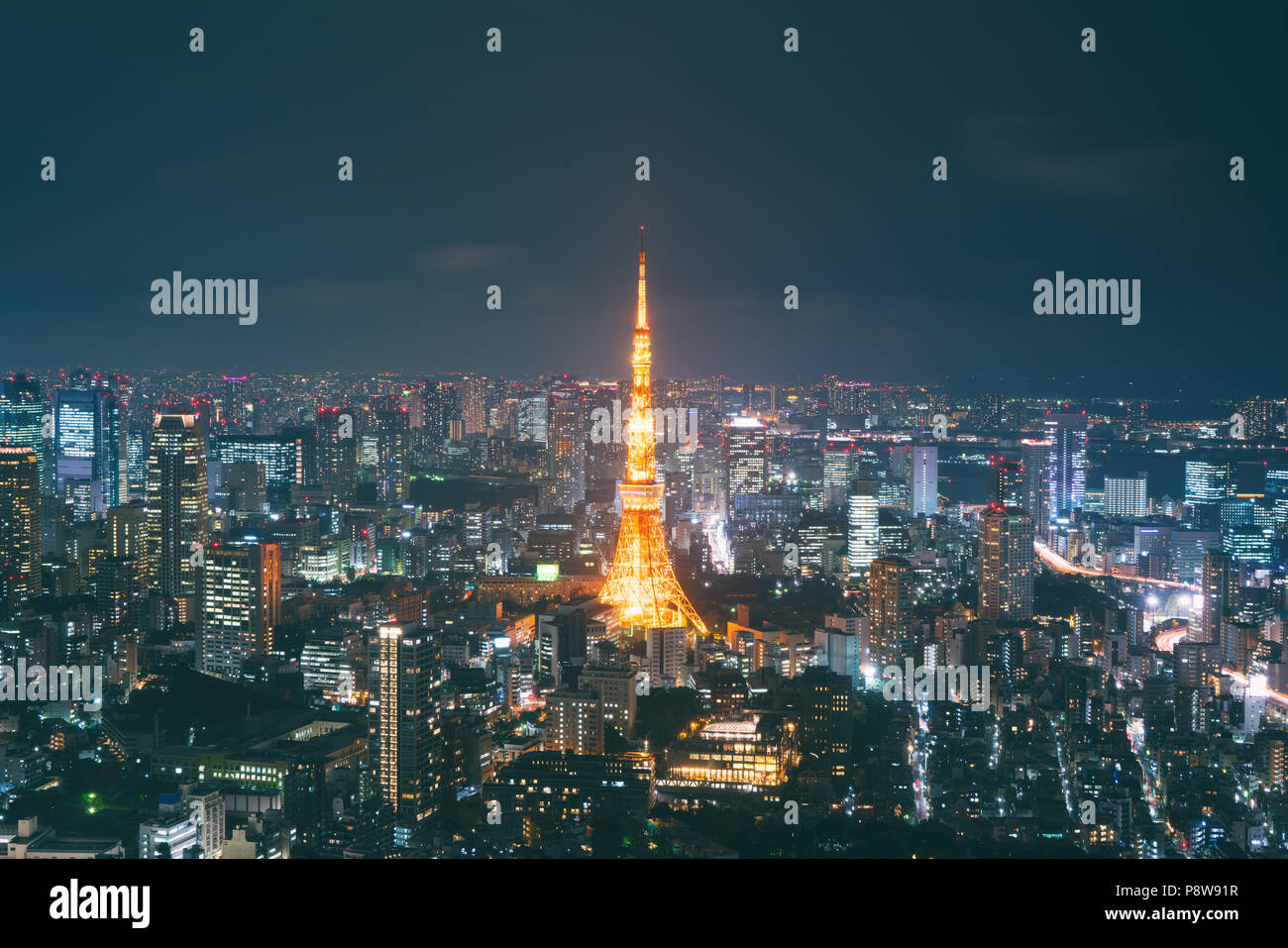 Japan Stadtbild in der Abenddämmerung. Landschaft von Tokyo Business Gebäude um den Tokyo Tower. Modernes hohes Gebäude im Geschäftsviertel, in Japan. Stockfoto