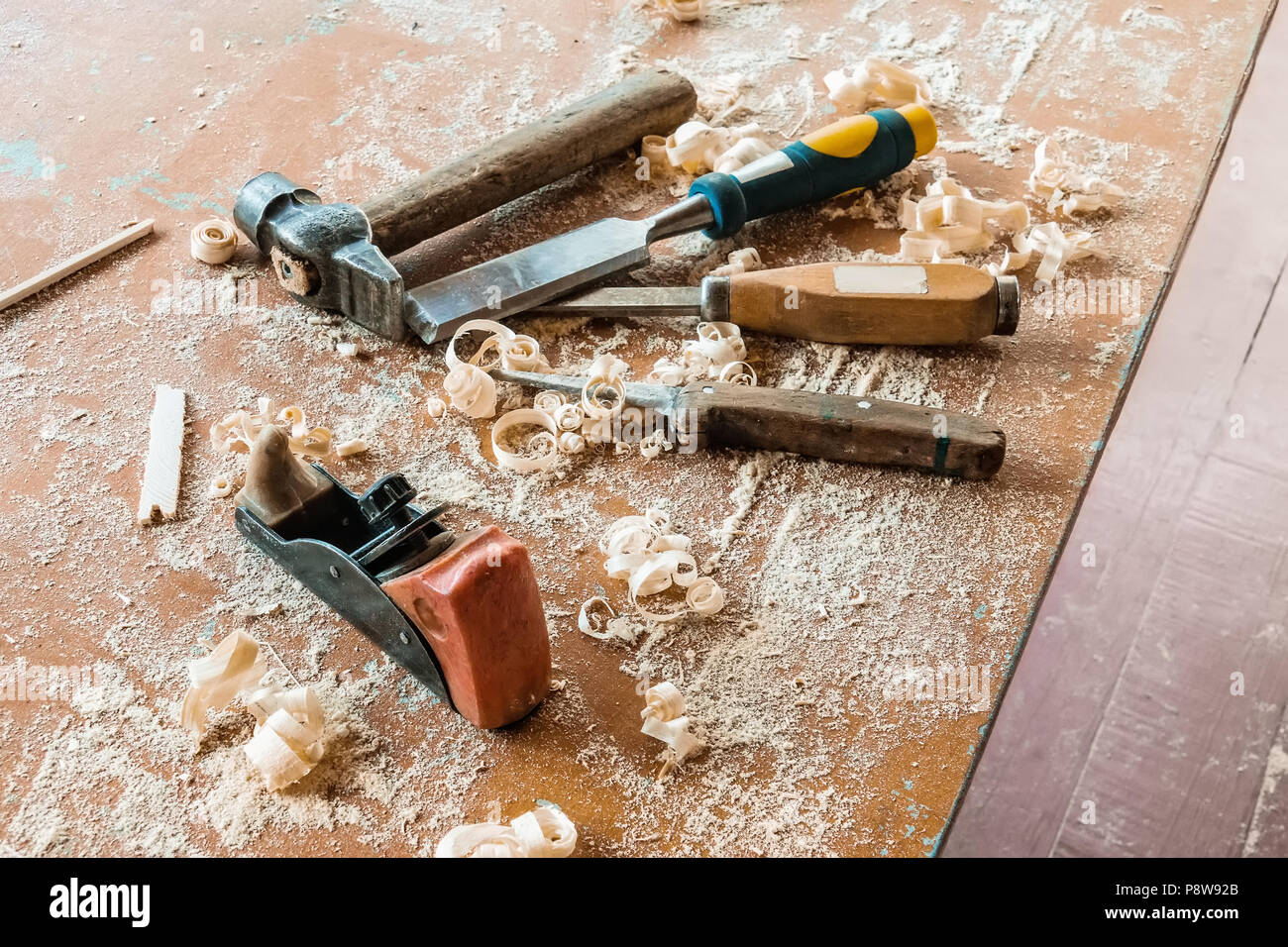 Alte traditionelle Zimmerei Werkzeuge mit Späne. Mit einem Hammer und einem  vorschäler Ebene Stockfotografie - Alamy