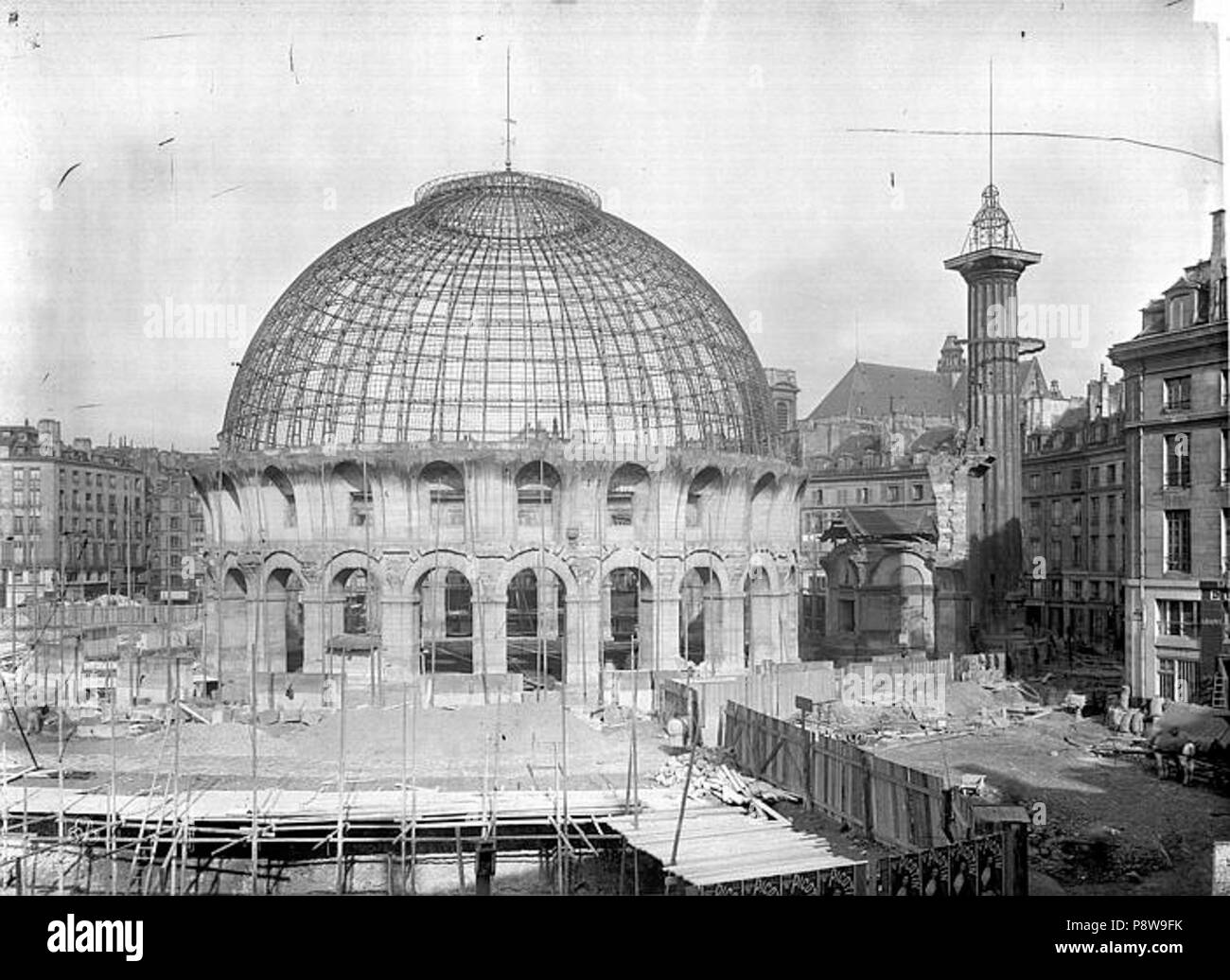 66 Bourse De Commerce Fleche Ancienne Vue D Ensemble En Cours De Konstruktion Paris 01 Mediatheque De L Architecture Et Du Patrimoine Apmh 00012727 Stockfotografie Alamy