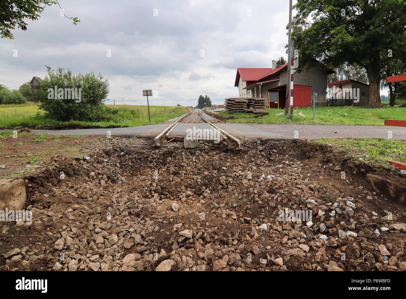 Verlassenen Bahnhof und am Ende der Schiene Stockfoto