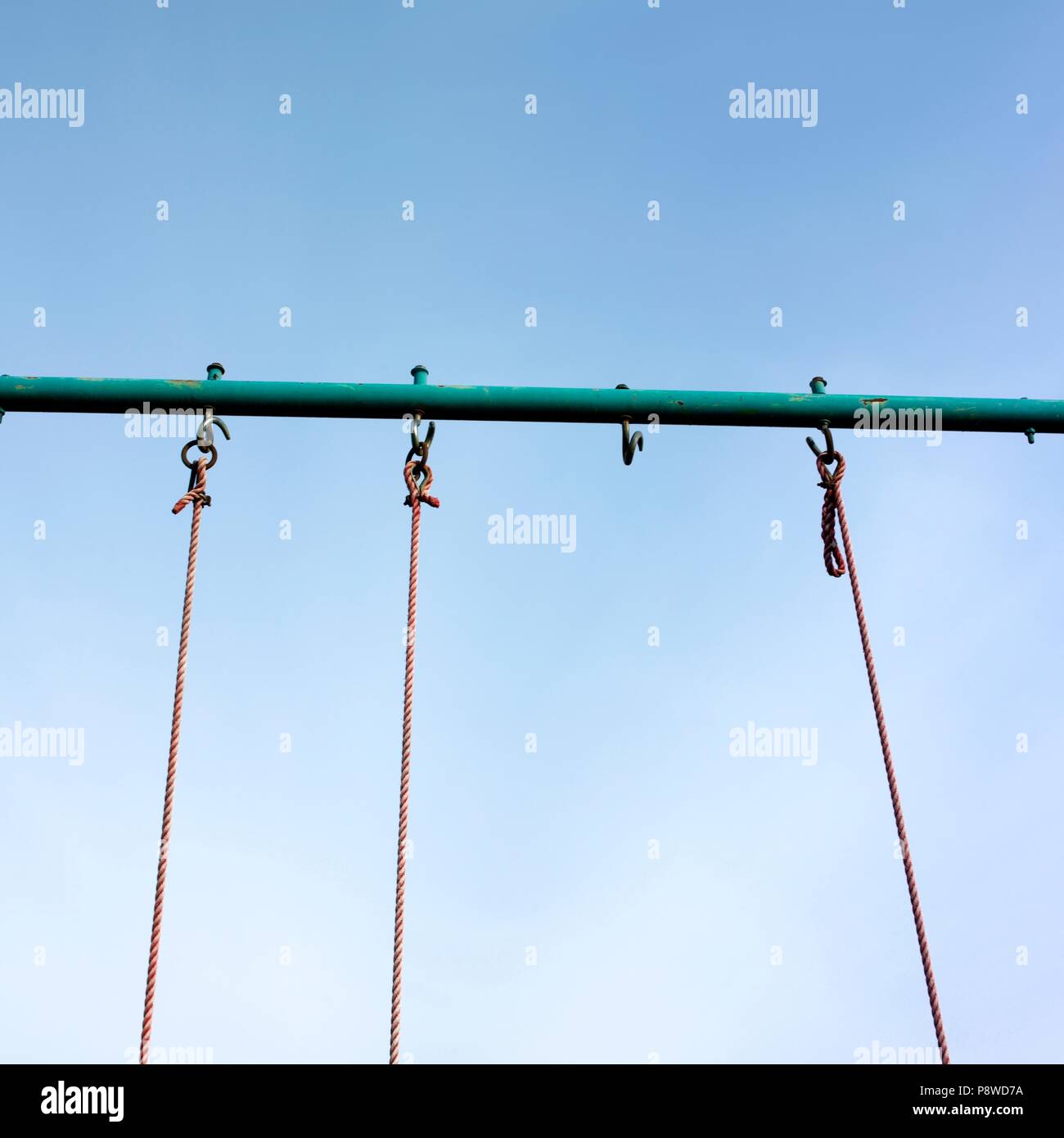 Nahaufnahme der Ringe und Seile eines spielen Struktur unter Wolkenlosen Stockfoto