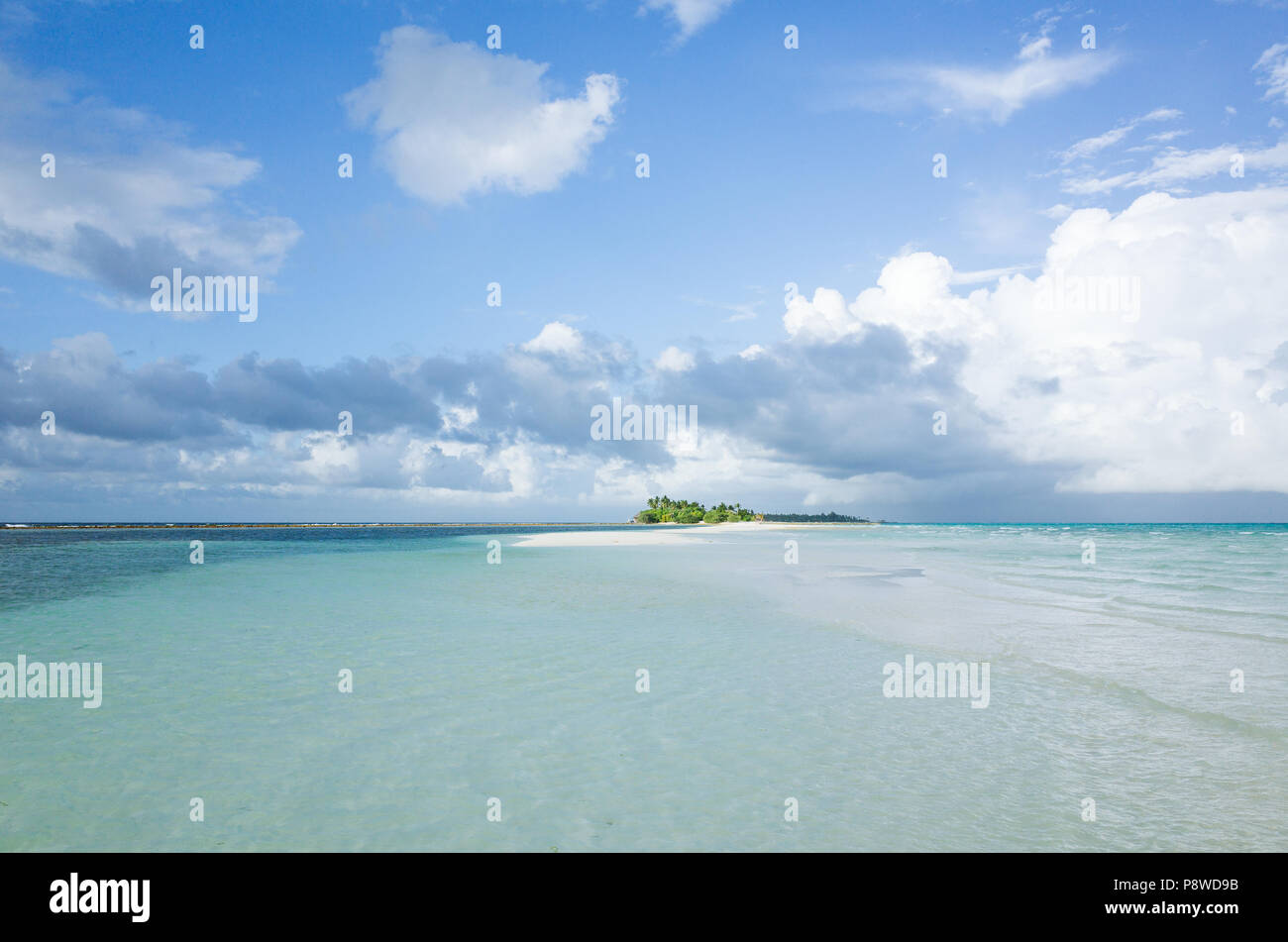 Kleine Insel im Indischen Ozean von türkisblauem Meer umgeben. Malediven. Maledivische Insel Stockfoto