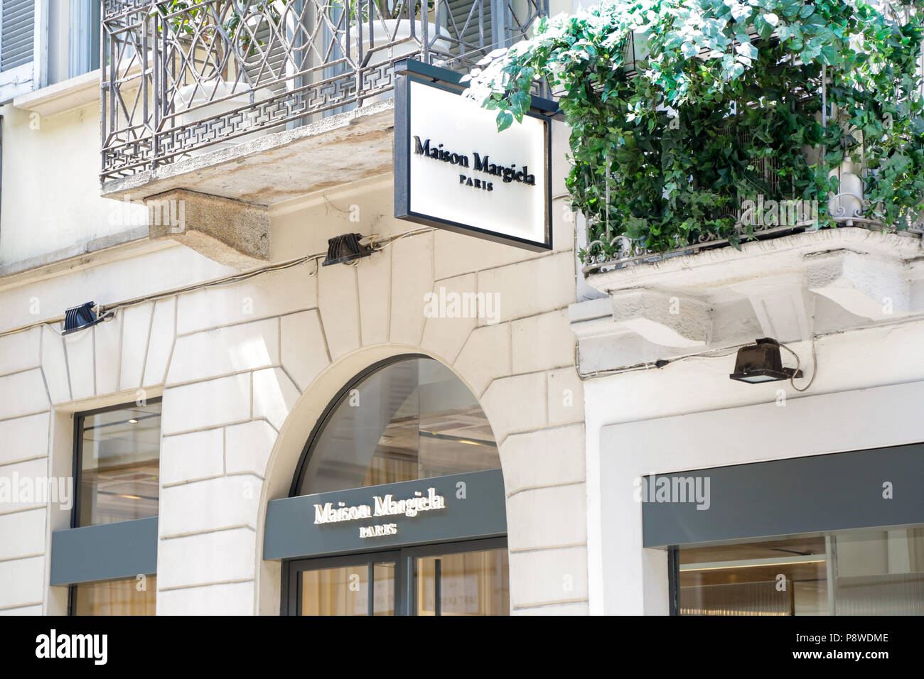 Via Montenapoleone, Milano: Luxus Einkaufsstraße mit bekanntesten Modemarken, an einem sonnigen Tag Stockfoto