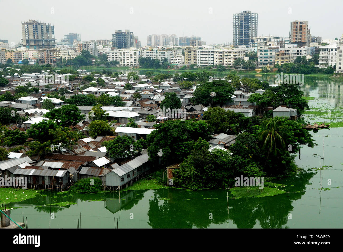 Ein Blick von Oben auf die Korail Slum ist neben dem Gulshan-Banani See in Dhaka North City Corporation befindet. Etwa 40.000 Menschen in Korail, der größte gelebt Stockfoto