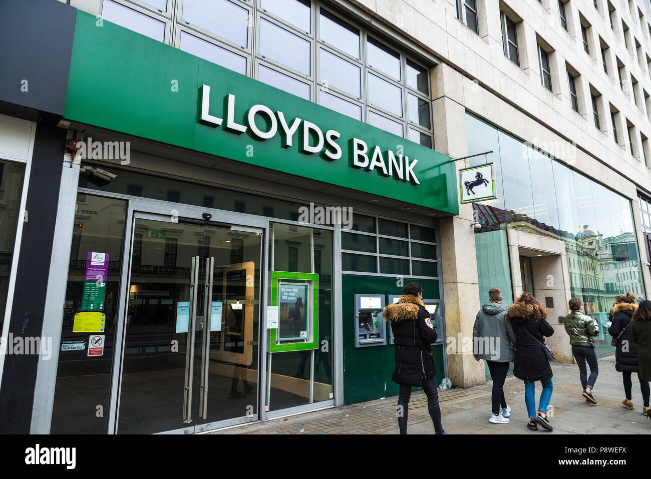 London, Großbritannien - 1. Januar 2017: Bank und ATM der Lloyds Bank mit Menschen um in London, England, Vereinigtes Königreich Stockfoto