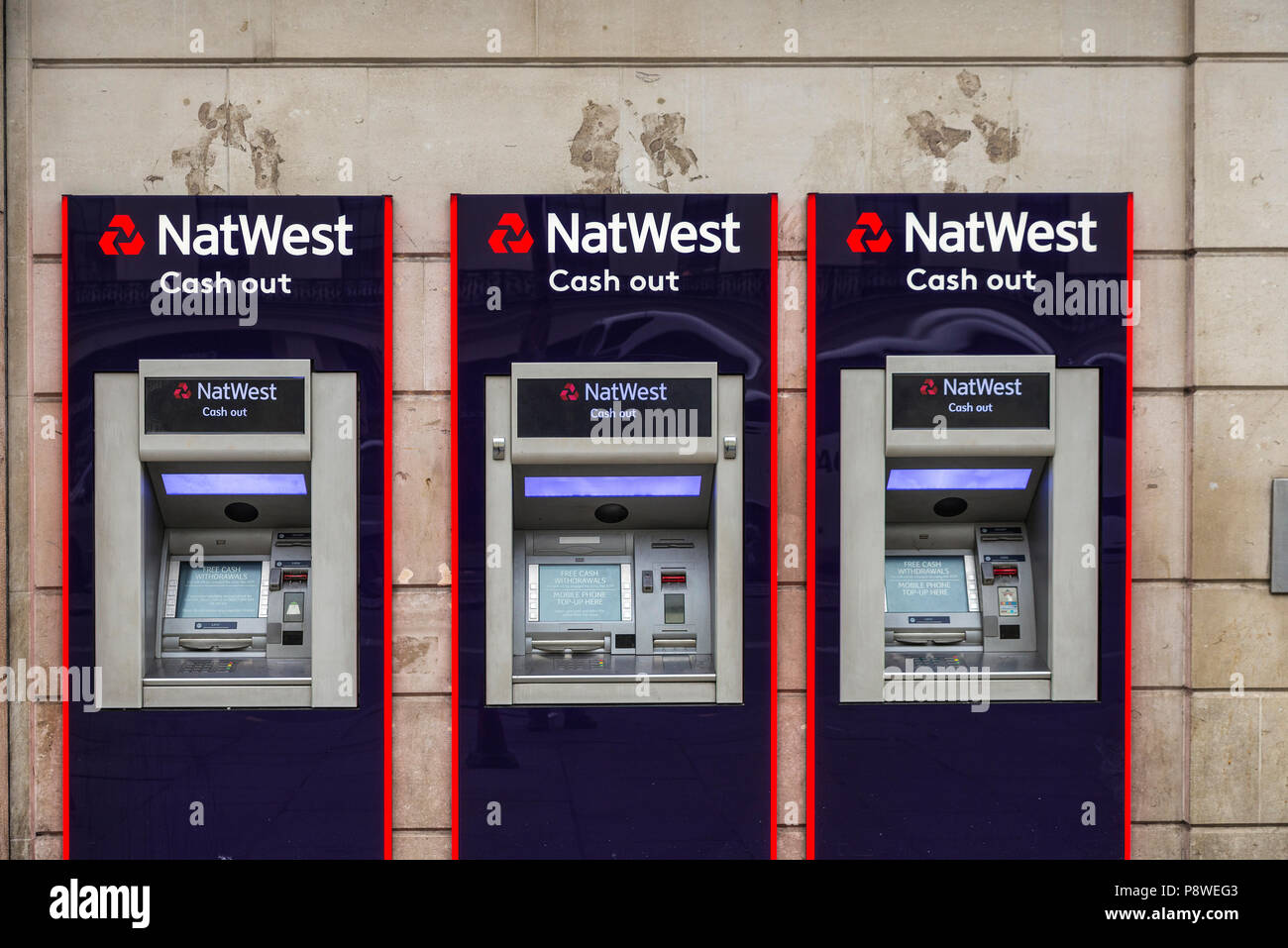 London, Großbritannien - 1. Januar 2017: Bank Niederlassung und drei ATM von Natwest Bank in London, England, Vereinigtes Königreich Stockfoto