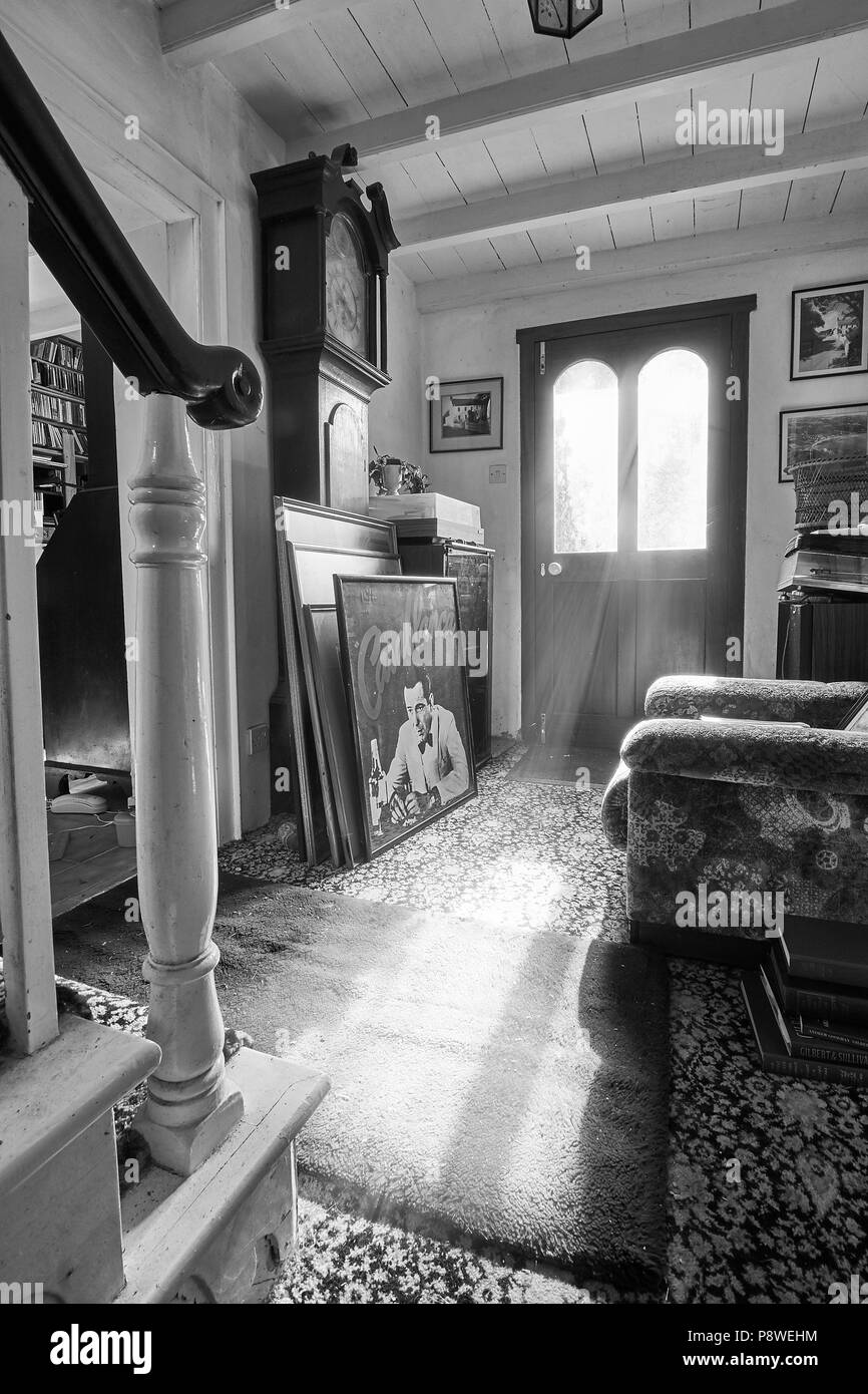 Farm house interior, Diele mit Blick auf sonnenbeschienene Vordertür, gerahmtes Bild Plakat für Film Casablanca Darstellung H Bogart auf dem Boden. Stockfoto