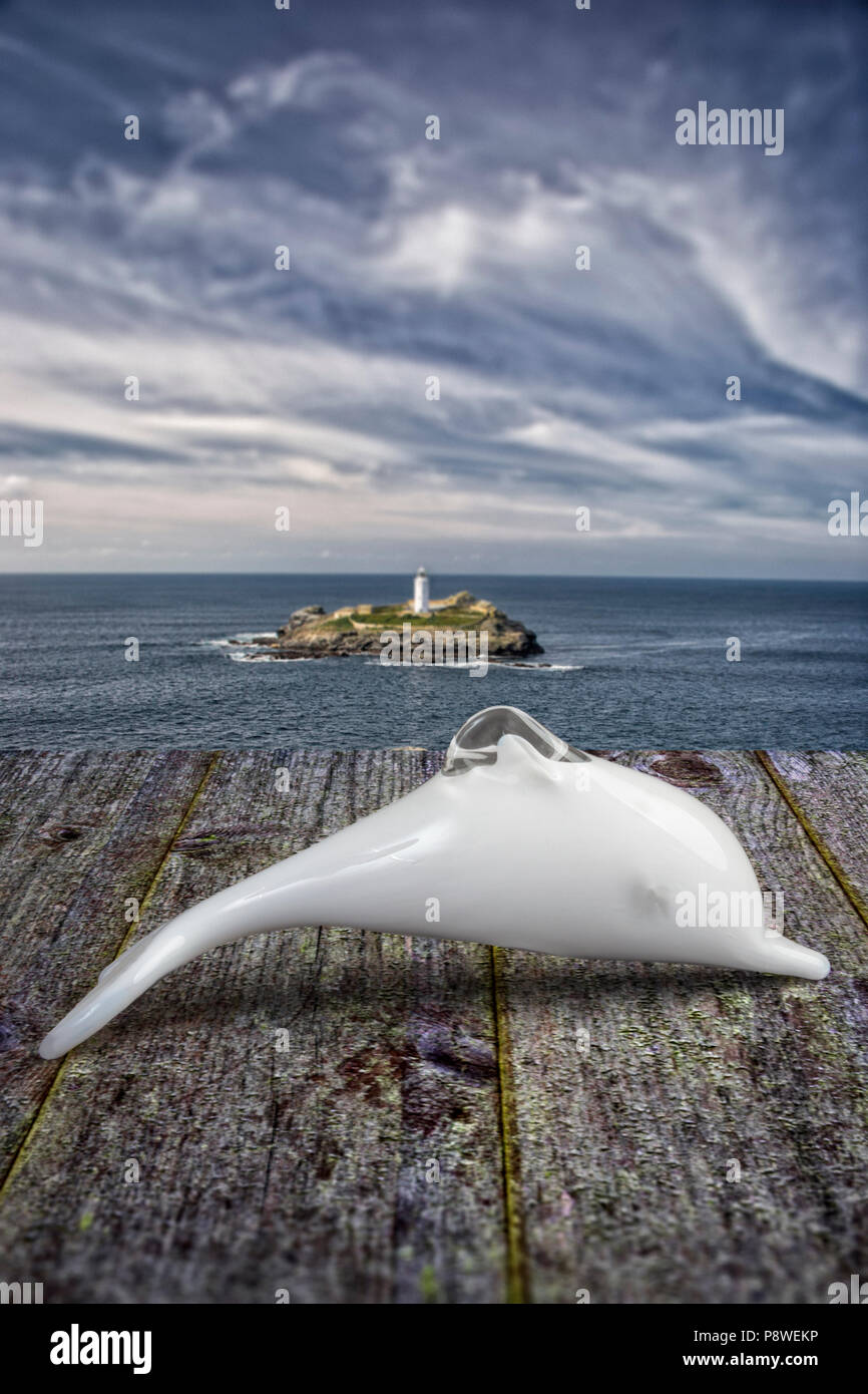 Glas Delphin auf einen hölzernen Tisch durch die Cornwall Stockfoto