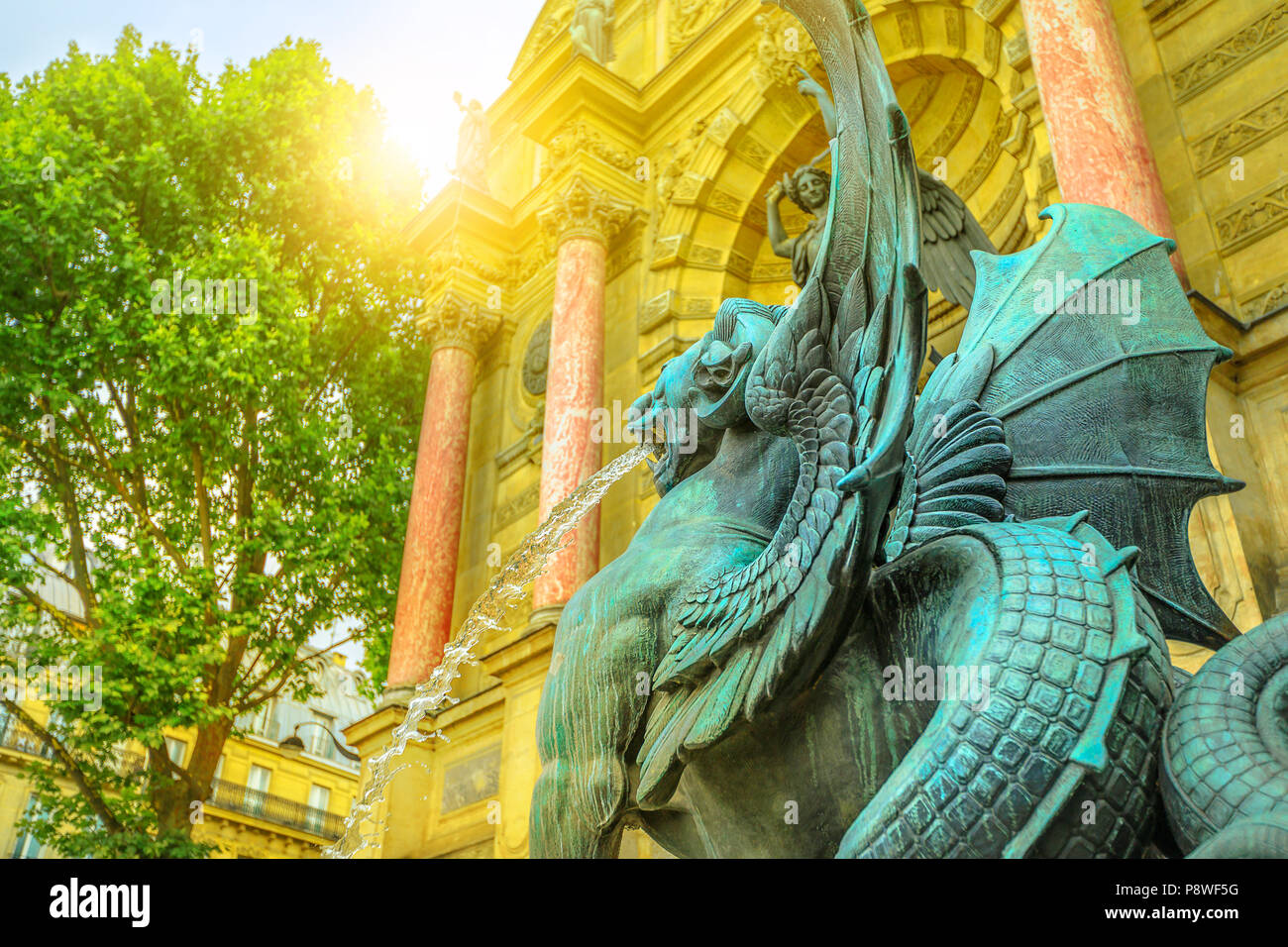 Gefleckten Drachen bei Sonnenuntergang Licht mit Fontaine Saint-Michel auf verschwommenen Hintergrund. Der Brunnen ist eine der wichtigsten monumentalen Brunnen auf der Place Saint-Michel, Paris, Europa. Stockfoto