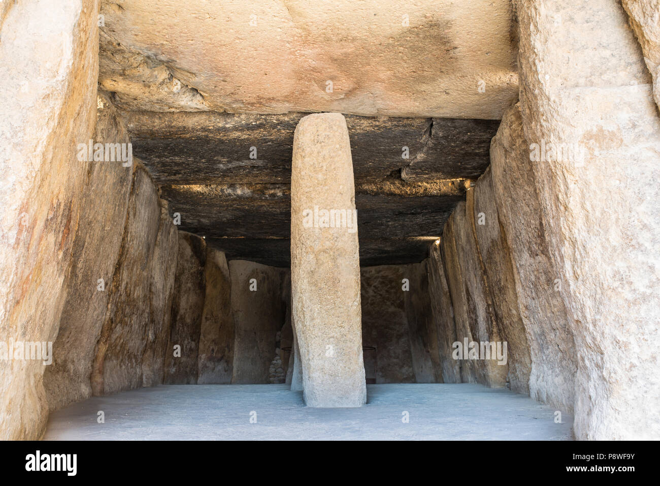 Antequera, Spanien - 10. Juli 2018: Dolmen von Menga Kammer, Antequera. Erste Säule orthostat Stockfoto