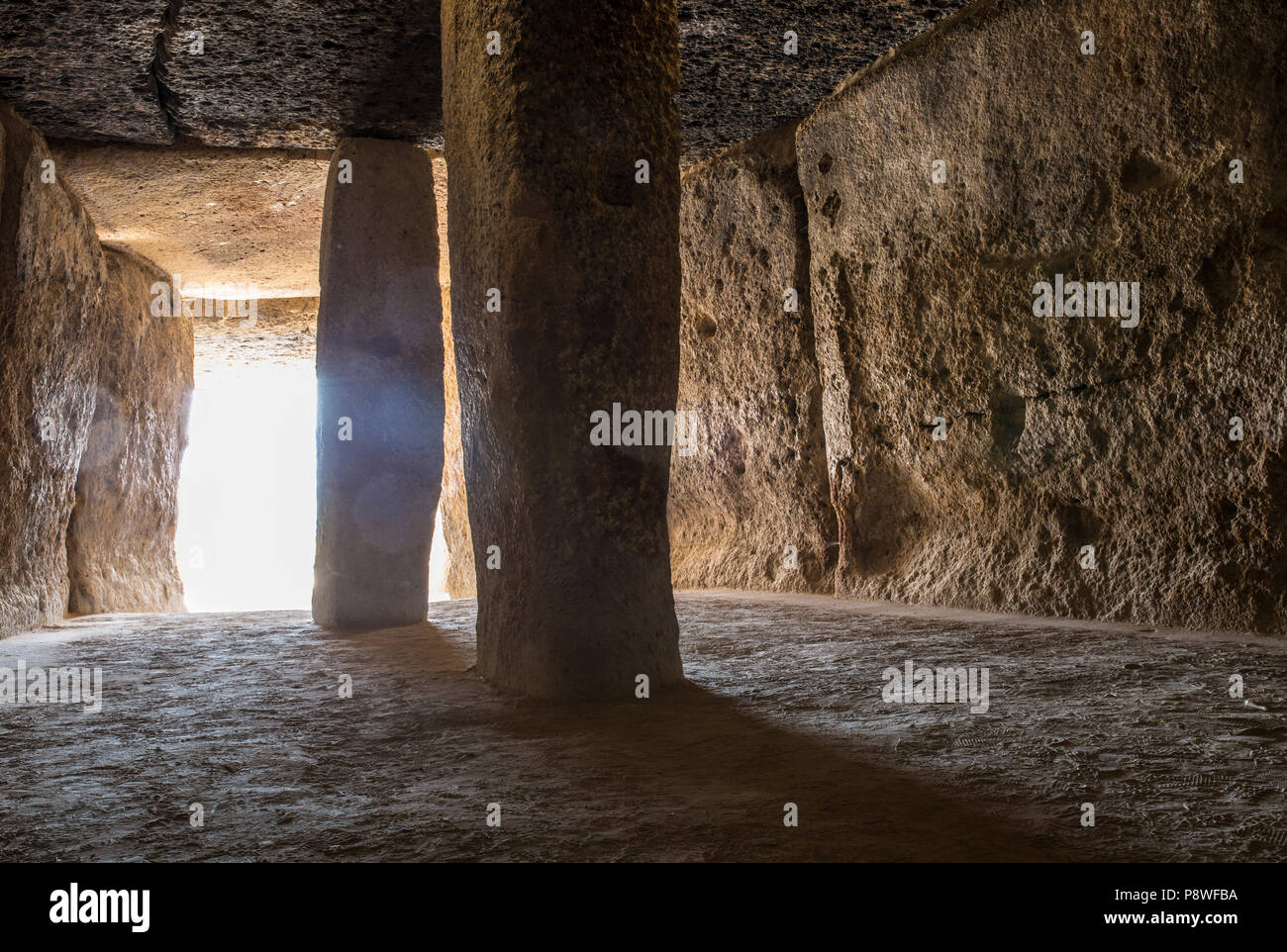 Antequera, Spanien - 10. Juli 2018: Dolmen von Menga Kammer, Antequera. Sonnenstrahlen gelangt zum Korridor Stockfoto