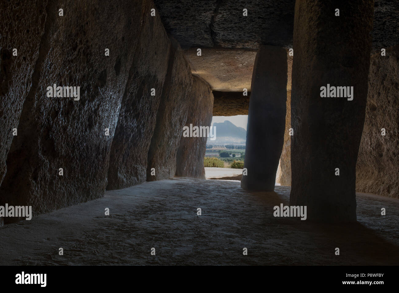 Antequera, Spanien - 10. Juli 2018: Dolmen von Menga, Antequera. Innenraum nach Pena de los Enamorados Berg Stockfoto