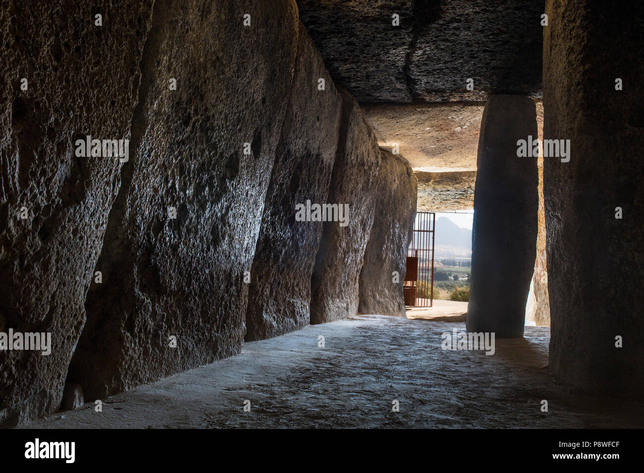 Antequera, Spanien - 10. Juli 2018: Dolmen von Menga, Antequera. Innenraum nach Pena de los Enamorados Berg Stockfoto