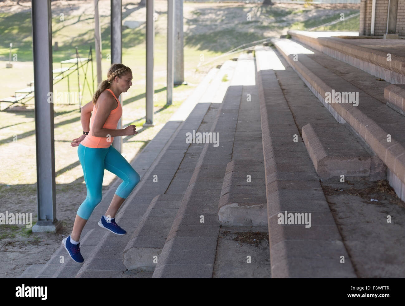 Weibliche Athleten Aufwärmen beim Sport Veranstaltungsort Stockfoto