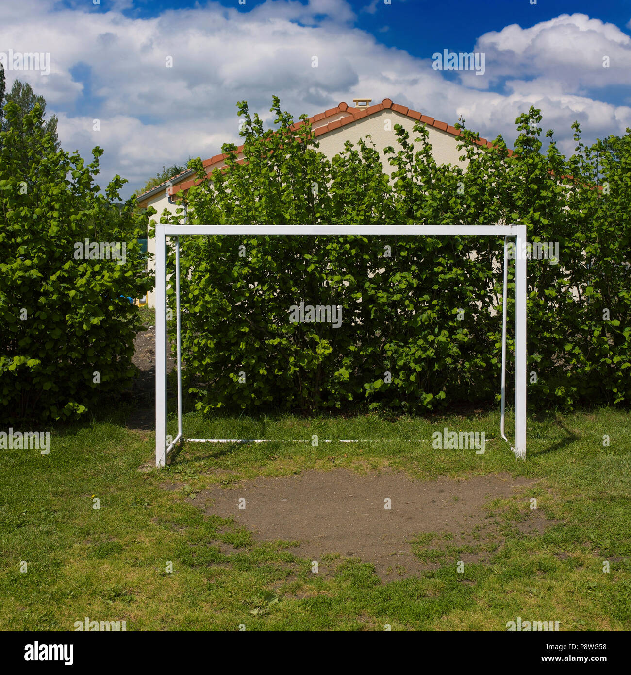 Nahaufnahme eines Netzes für Sport in einem Garten mit Bäumen und Häusern im Hintergrund. Frankreich Stockfoto