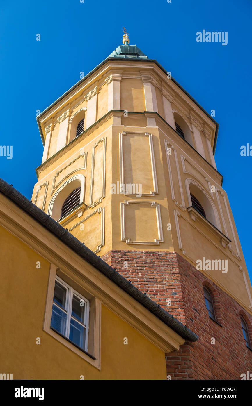 Der Glockenturm der Kirche von St. Martin in Warschau. Polen Stockfoto
