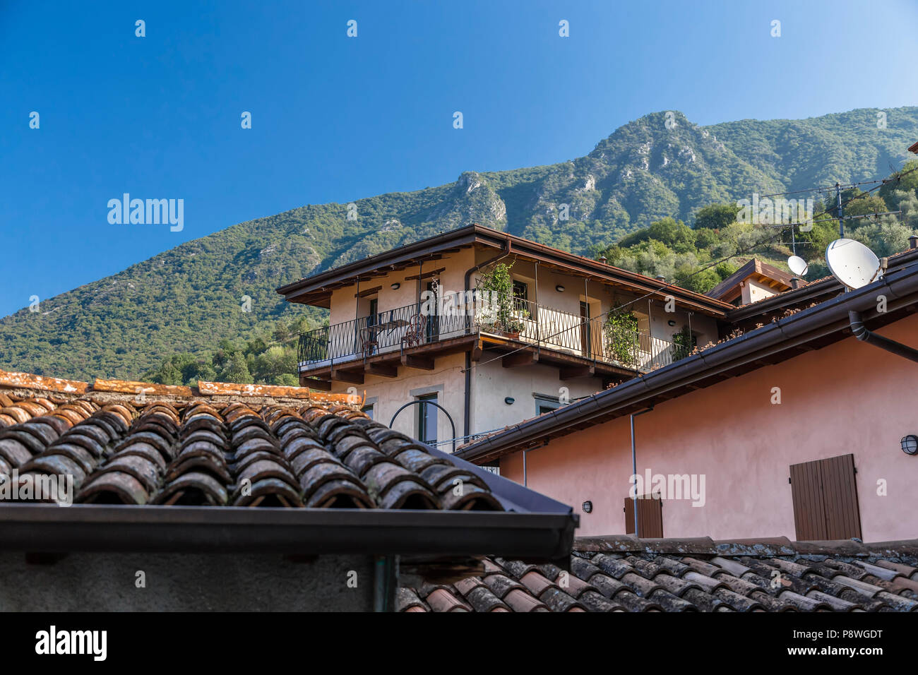 Ein kleines Haus mit einem Schieferdach in den Bergen. Italien Stockfoto
