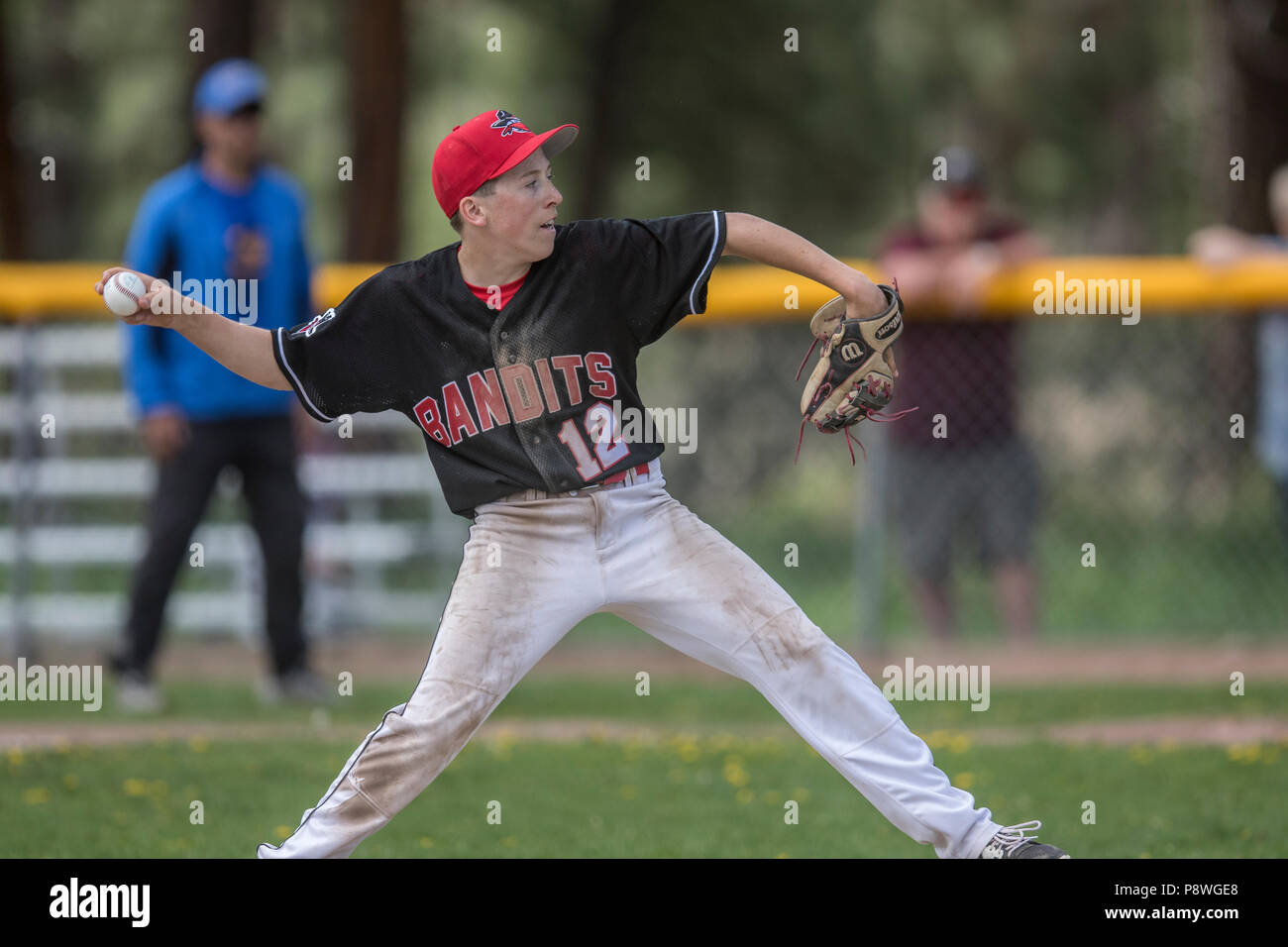 Krug, Pitch, in vollen Fortschritt, Grip zeigen, jungen Nachmittag junior Baseball Spiel. Cranbrook, BC. Stockfoto