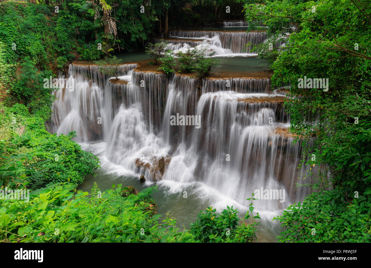 Schönen Wasserfall im tropischen Regenwald in der Provinz Kanchanaburi, Thailand Stockfoto