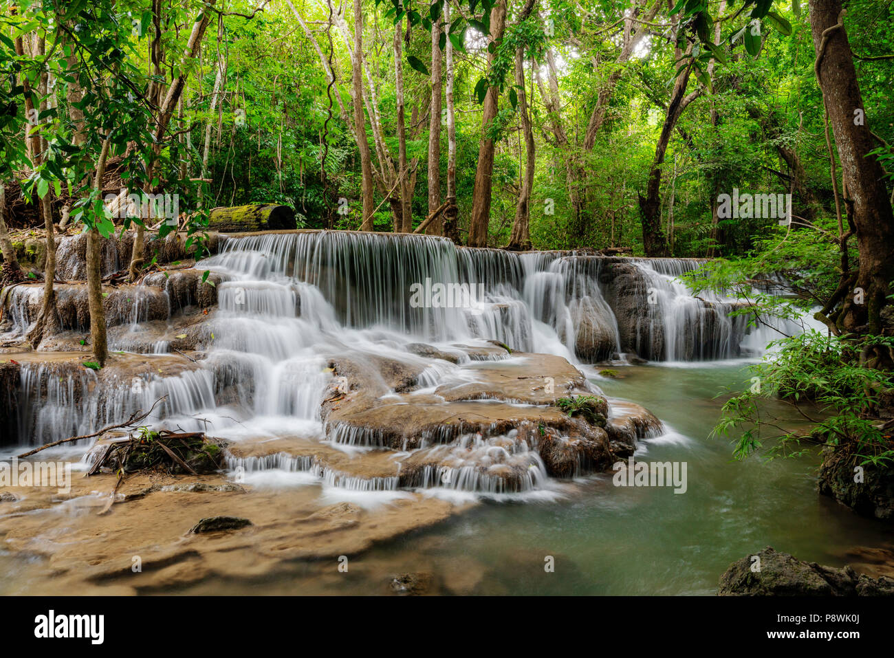 Schönen Wasserfall im tropischen Regenwald in der Provinz Kanchanaburi, Thailand Stockfoto