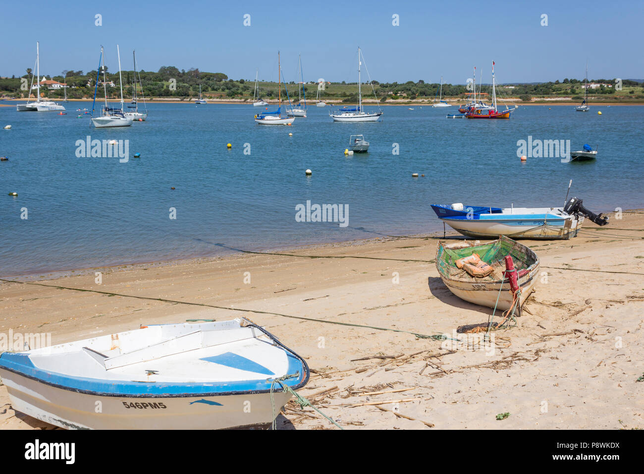 Alvor, Portimao, Algarve, Portugal. Kleine Boote auf dem Wasser. Stockfoto