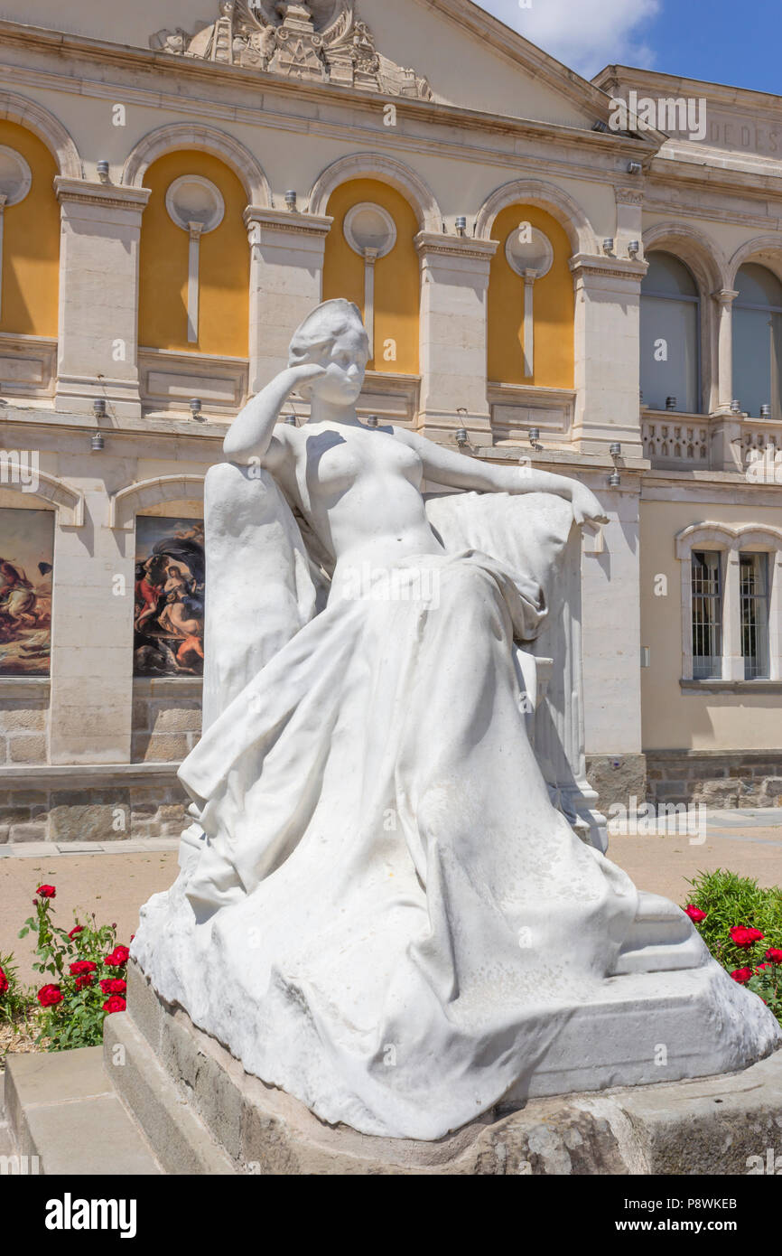 Helena, Statue von Raymond Sudre (1870-1962) außerhalb des Museums der Bildenden Künste, Place Gambetta, Carcassonne, Frankreich. Stockfoto