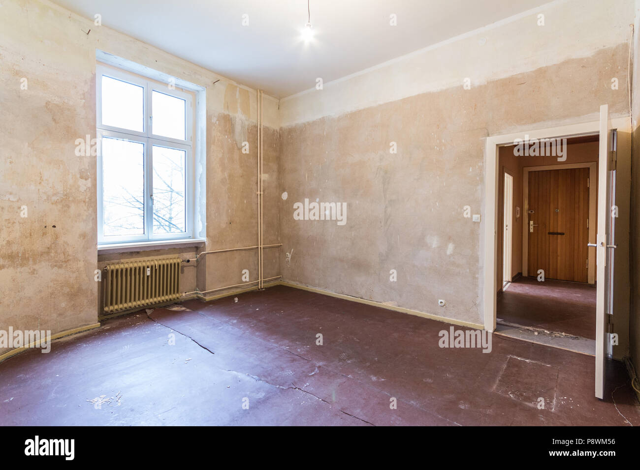 Leeren Raum vor der Sanierung - Renovieren Wohnung Stockfoto