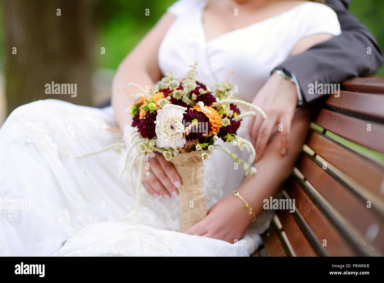 Braut Holding eine wunderschöne Hochzeit Blumenstrauß am Hochzeitstag Stockfoto