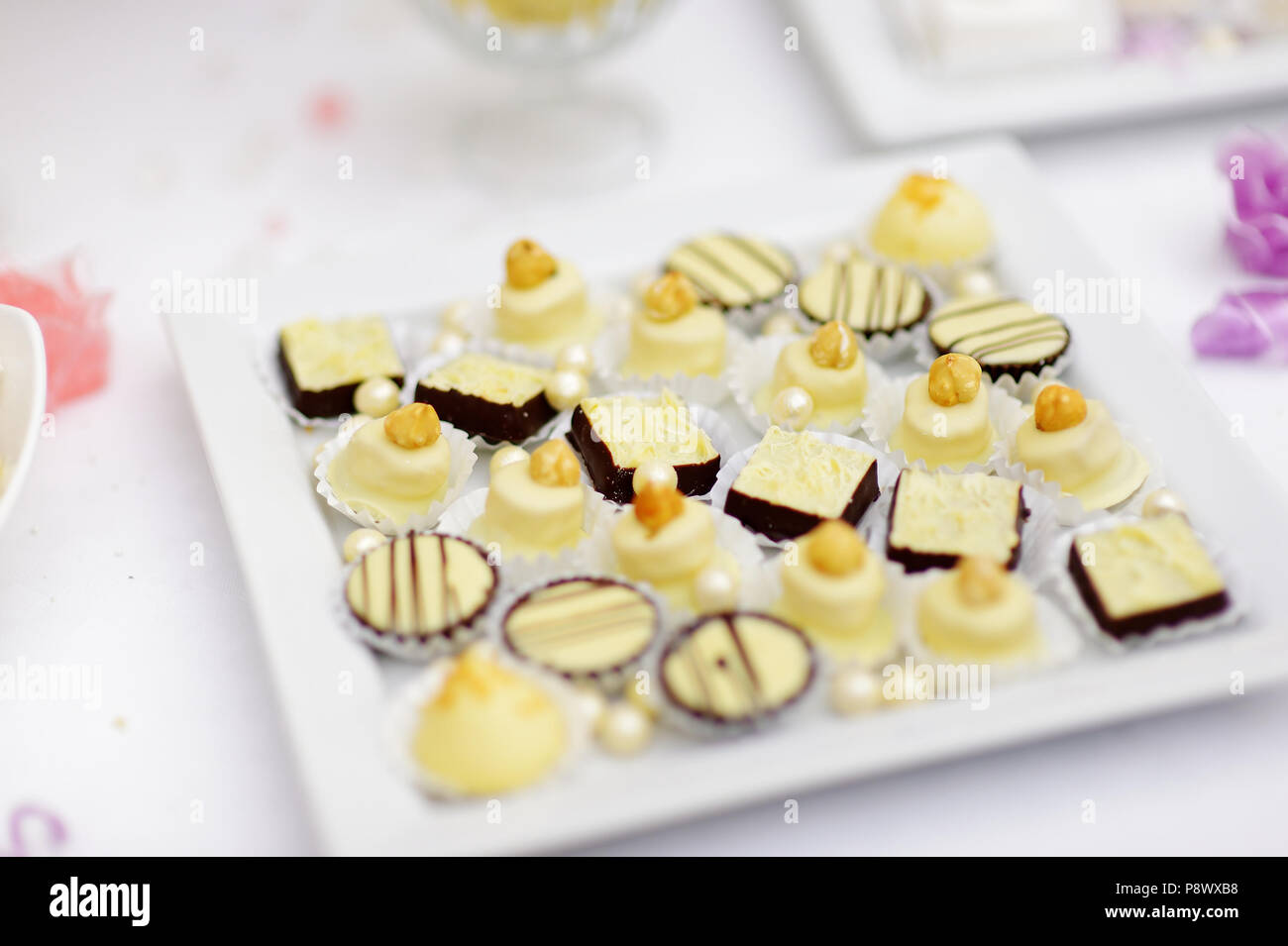 Schone Desserts Sussspeisen Und Sussigkeiten Tisch Bei Hochzeit Ot Andere Veranstaltung Stockfotografie Alamy