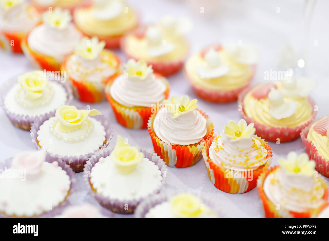 Verziert bunten Cupcakes auf einem weißen Tisch Stockfoto