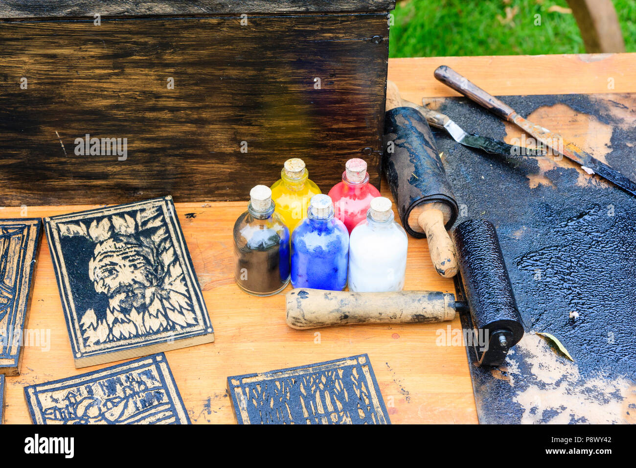Re-enactment, lebendige Geschichte. Mittelalterliche aw Bau von Drucken, Holzschnitte und Flaschen von farbigen Tinten auf den Tisch. Stockfoto