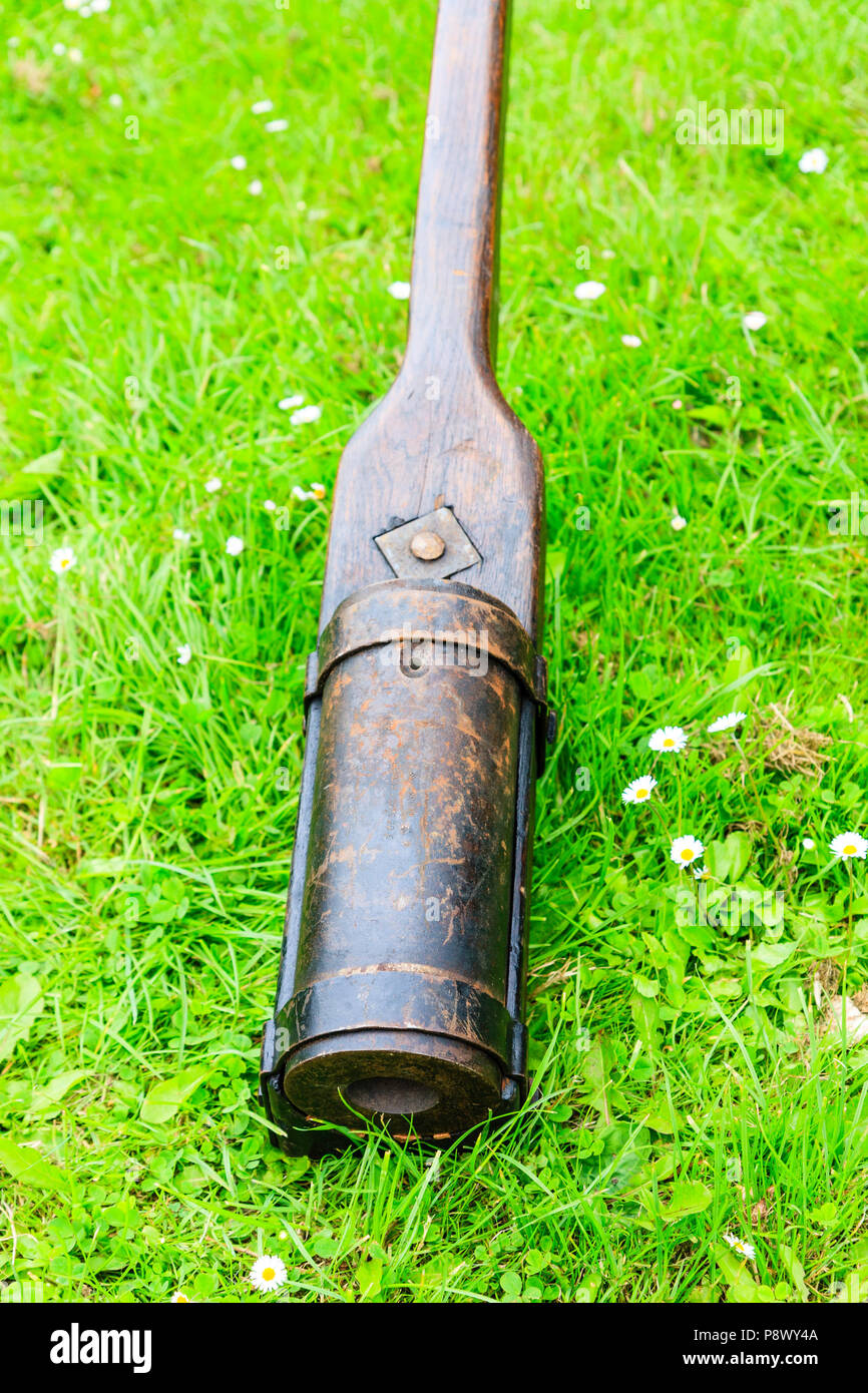 Re-enactment, lebendige Geschichte. Mittelalterliche Deutsche hand Cannon, oder die Hand Gonne, einer kleinen Kanone Fass montiert auf Holz für Hand montieren. Stockfoto