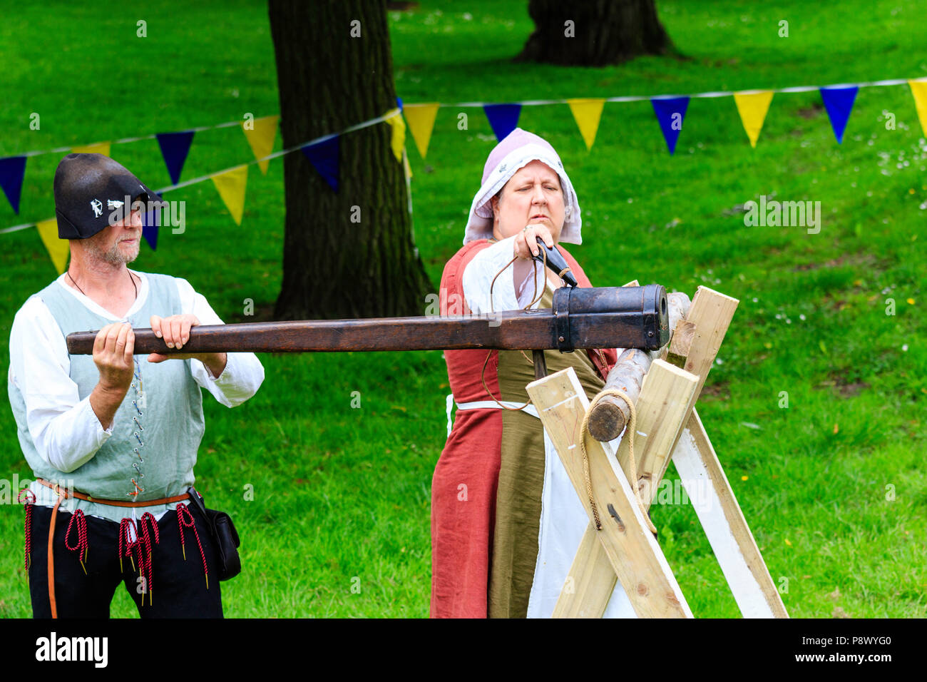 Ein frühes Beispiel eines deutschen Nahbereich hand Cannon ruht auf Holz, feuerte auf mittelalterlichen Re-enactment Veranstaltung am Sandwich Stockfoto