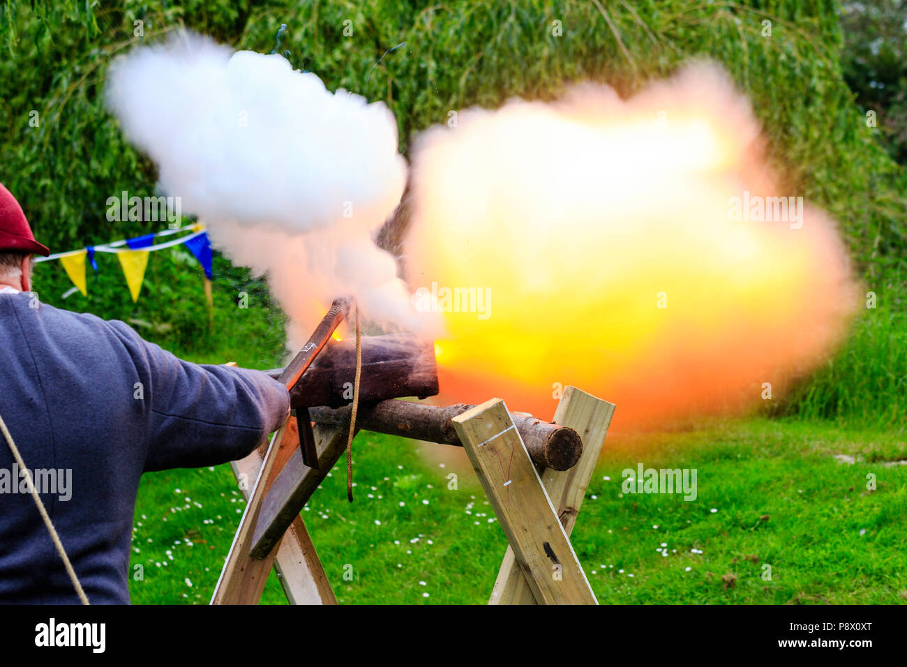 Ein frühes Beispiel eines deutschen Nahbereich hand Cannon ruht auf Holz abgefeuert werden an mittelalterlichen Re-enactment Veranstaltung am Sandwich Stockfoto