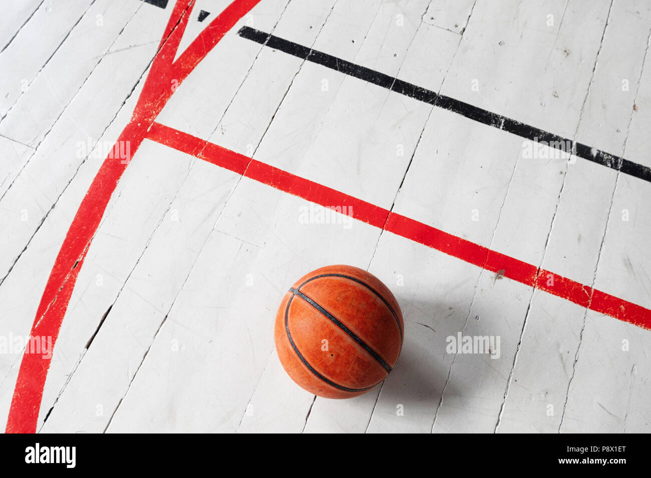 Detail aus einem alten Gymnasium mit Basketball- Linien Stockfoto