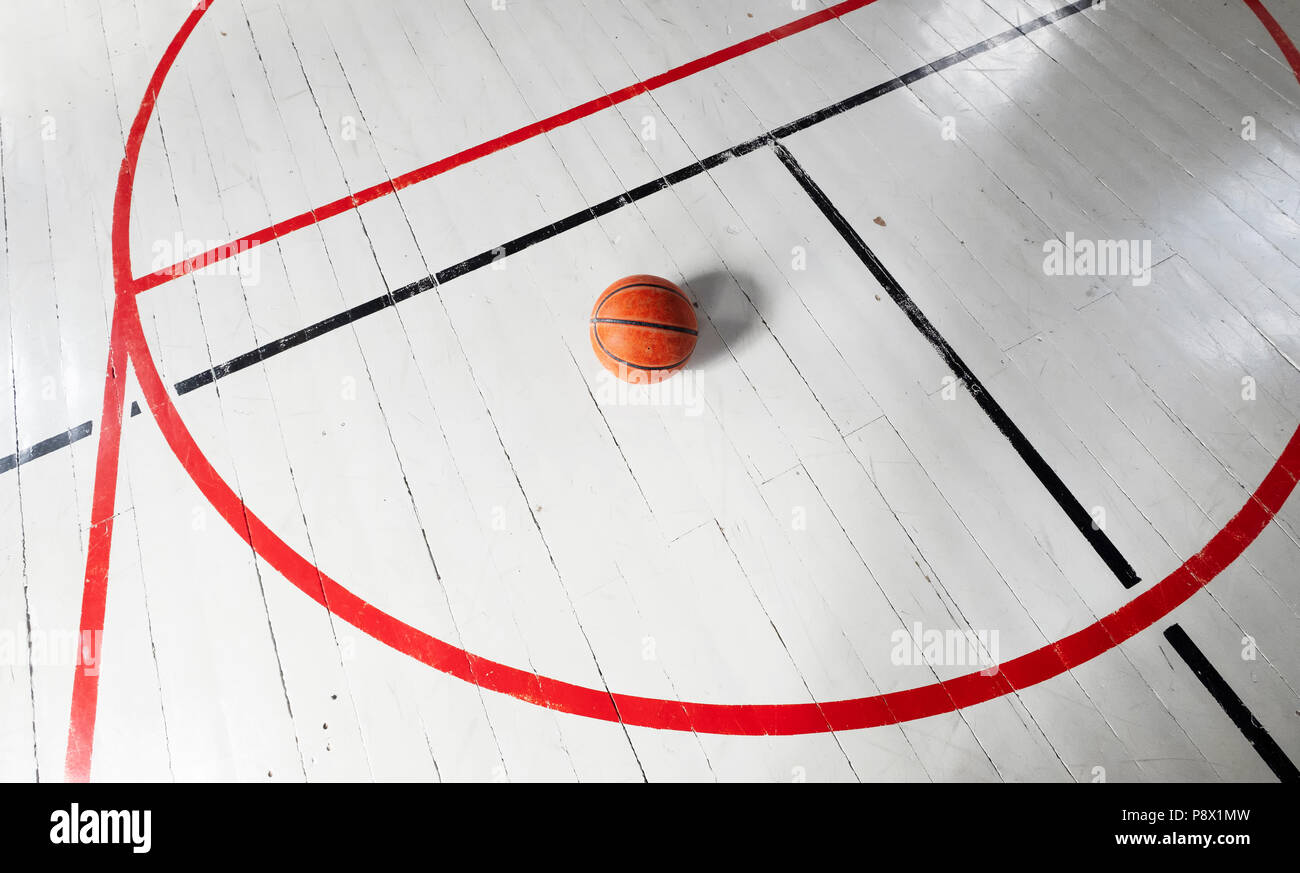 Detail aus einem alten Gymnasium mit Basketball- Linien Stockfoto