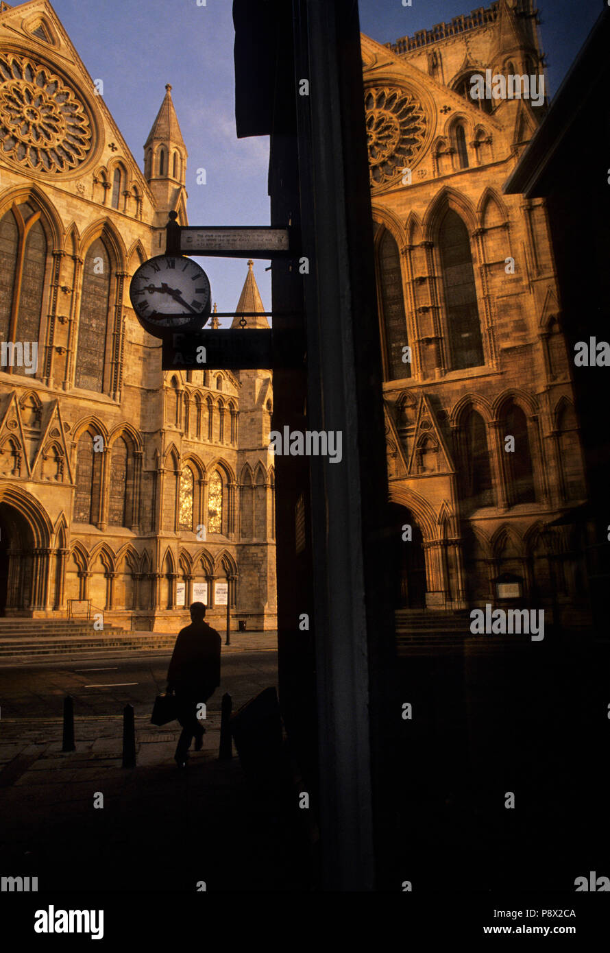 York Minster südlichen Querschiff aus Münster Tore. Silhouette von Mann, der Aktenkoffer, während er unter einem Shop Uhr auf 9.23 Uhr Stockfoto