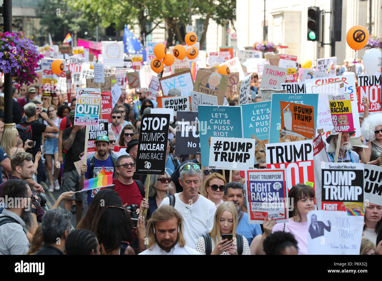 Die demonstranten Oberseite Trumpf "Marsch durch die Regent Street in London, als Teil der Proteste gegen den Besuch von US-Präsident Donald Trump nach Großbritannien. Stockfoto