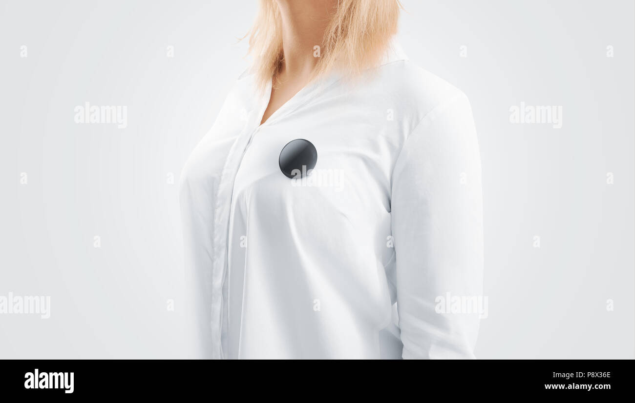 Leeren schwarzen Anstecker mockup auf der womans Brust gepinnt, Seitenansicht. Mädchen trägt ein weißes Hemd und Kampagne pin Mock up. Freiwillige runde Emblem design e Stockfoto