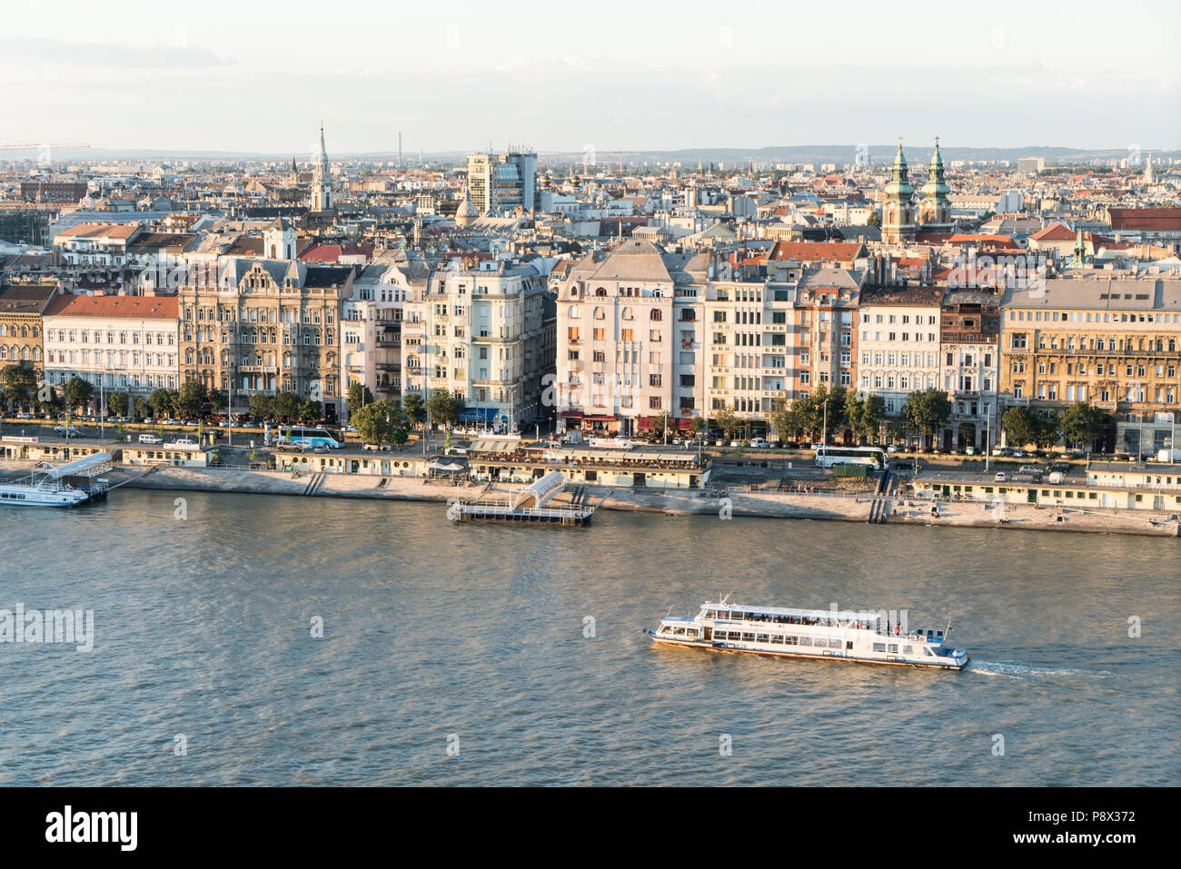 Der Blick auf die Stadt und Donau bei Sonnenuntergang in Budapest, Ungarn Stockfoto