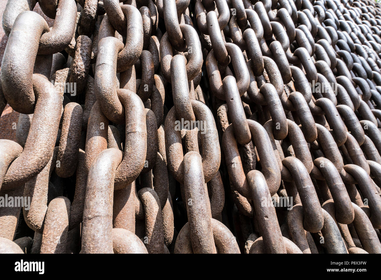 Das Denkmal der Vorhang der Ketten vor dem Eingang zum Haus des Terrors in Budapest, Ungarn Stockfoto