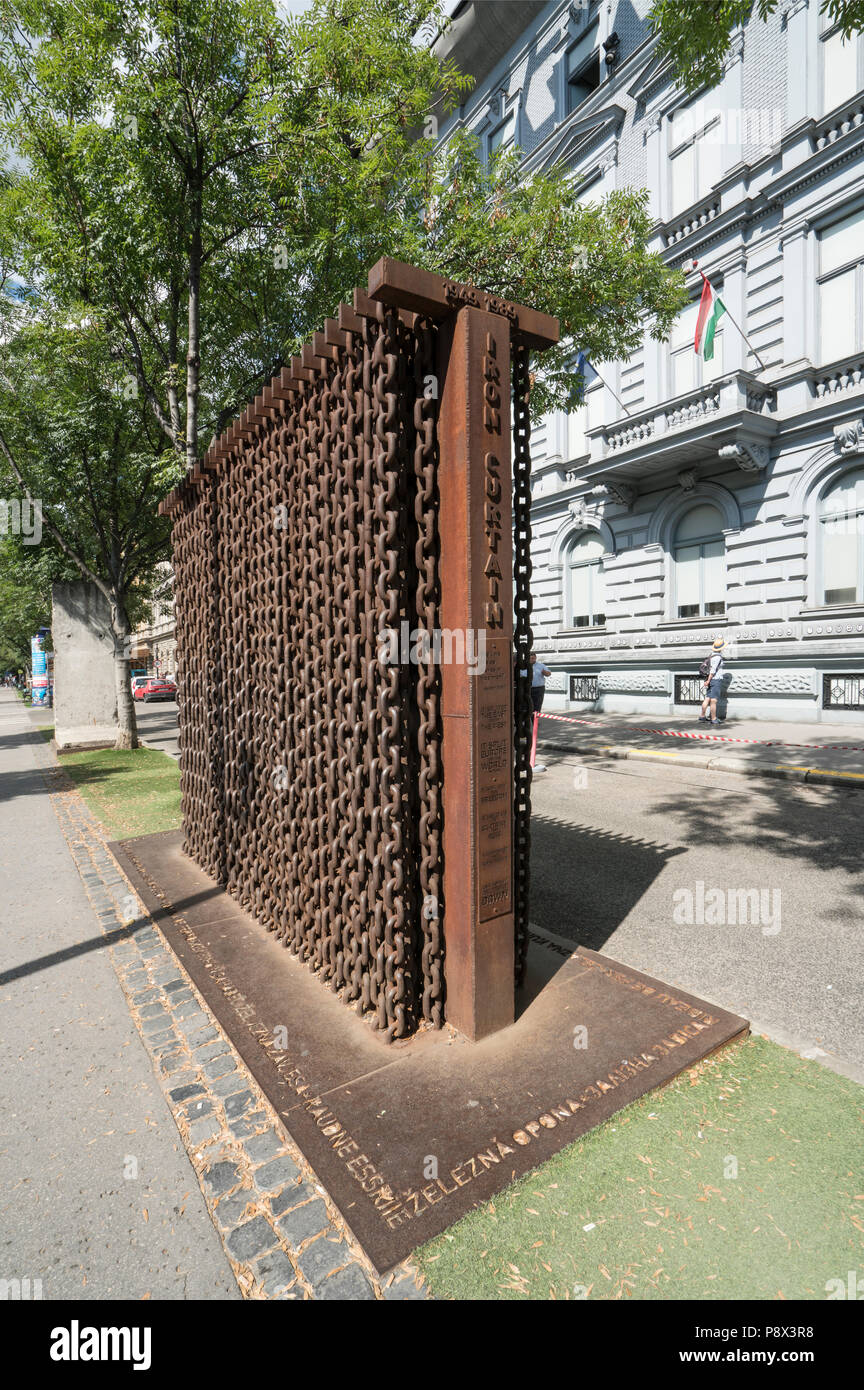 Das Denkmal der Vorhang der Ketten vor dem Eingang zum Haus des Terrors in Budapest, Ungarn Stockfoto
