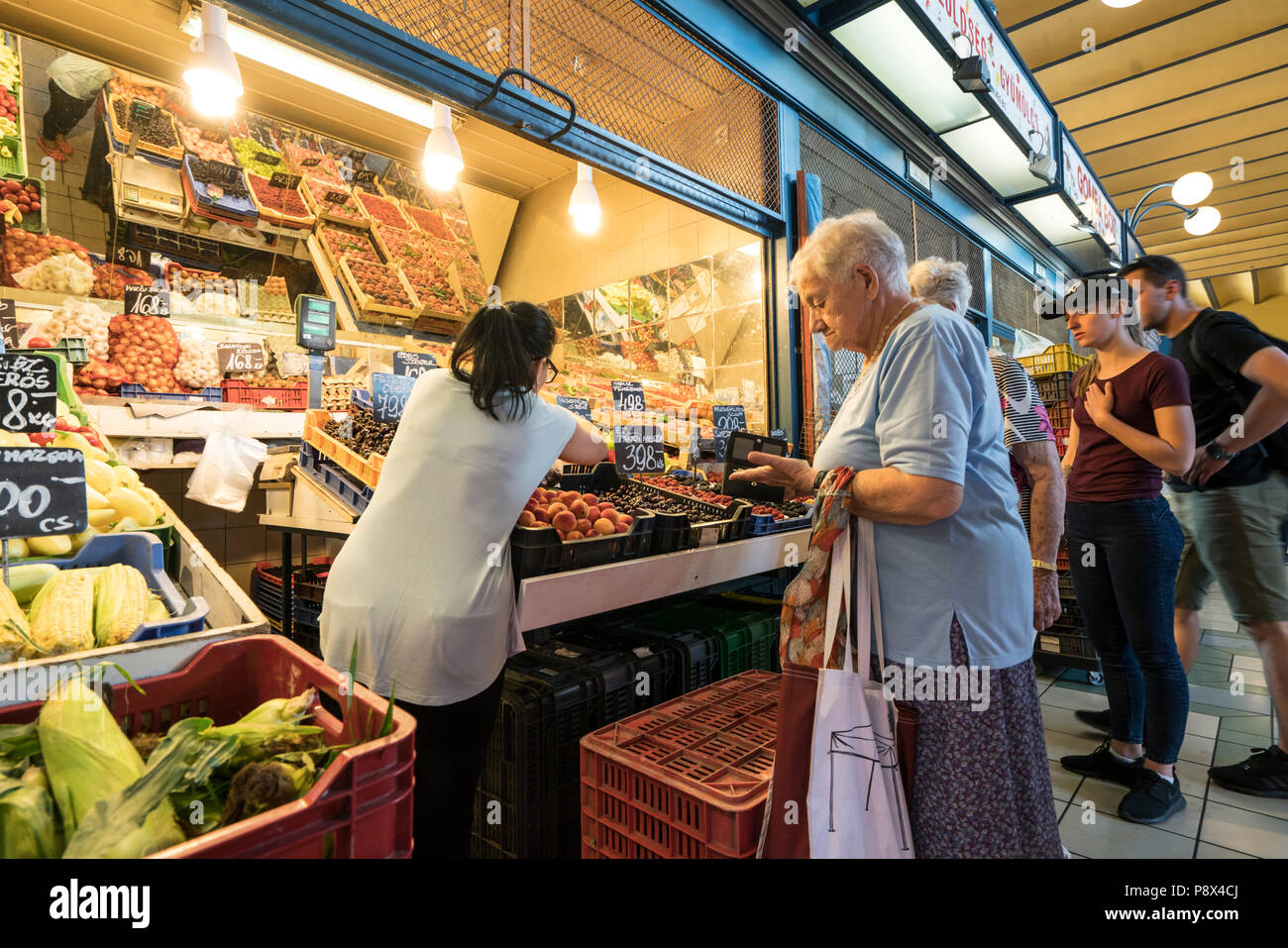 Blick von der überdachten Markthalle von Budapest, Ungarn Stockfoto