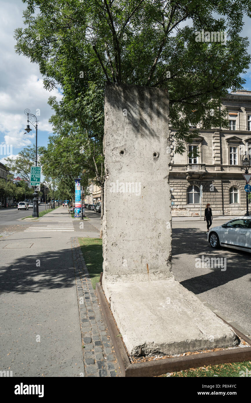 Blick auf ein Stück der Berliner Mauer als Symbol vor dem Haus des Terrors in Budapest, Ungarn Stockfoto